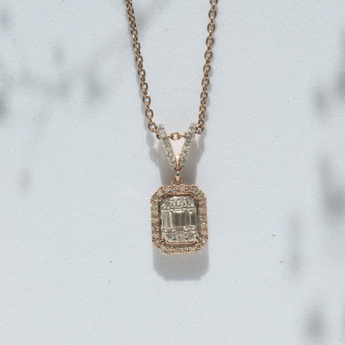 Collar Colgante de Diamantes Baguette y Redondos en Oro Macizo de 14 K (Certificado) en venta 2