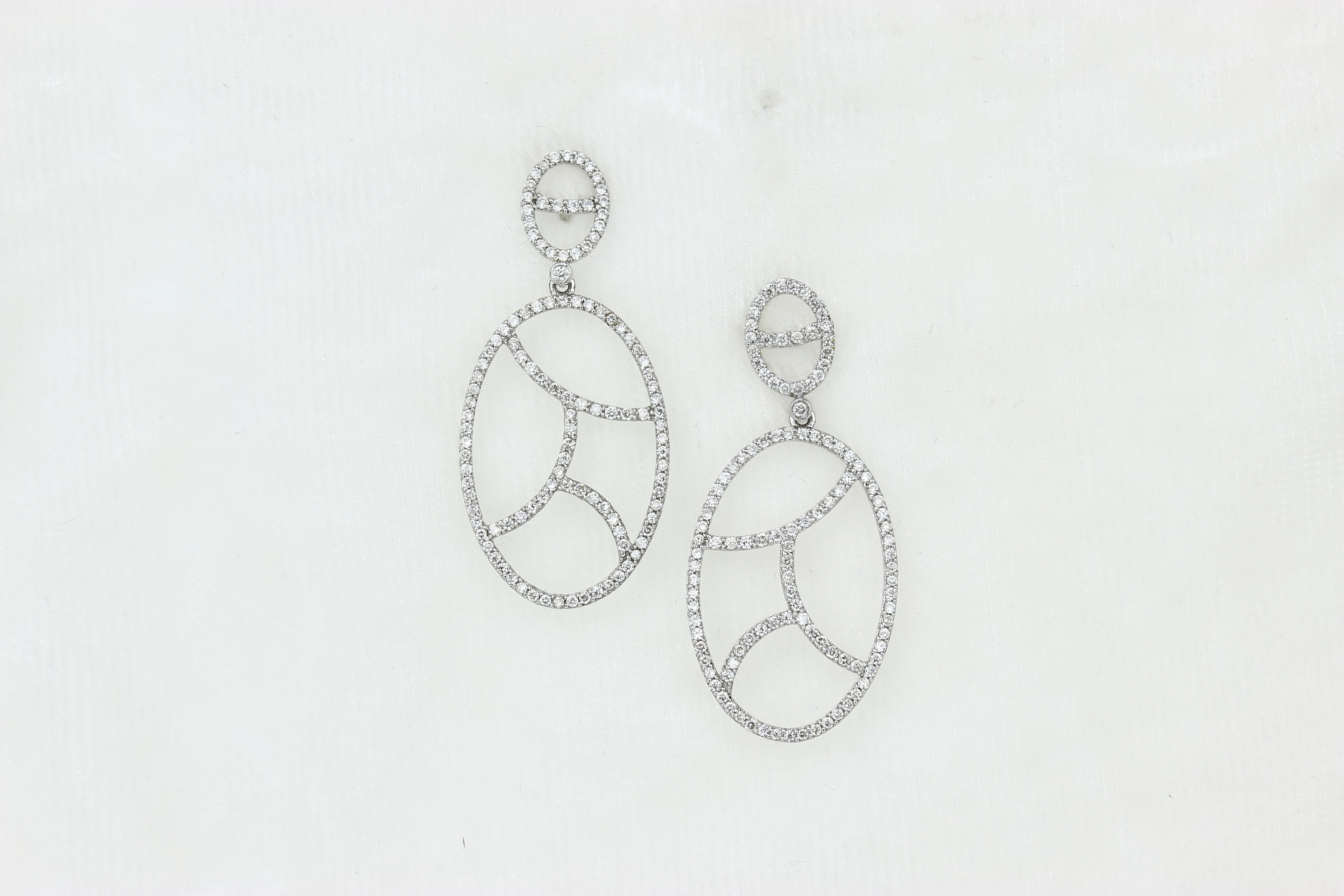 Boucles d'oreilles pendantes en or massif 14k avec diamant ovale (certifié) en vente 2