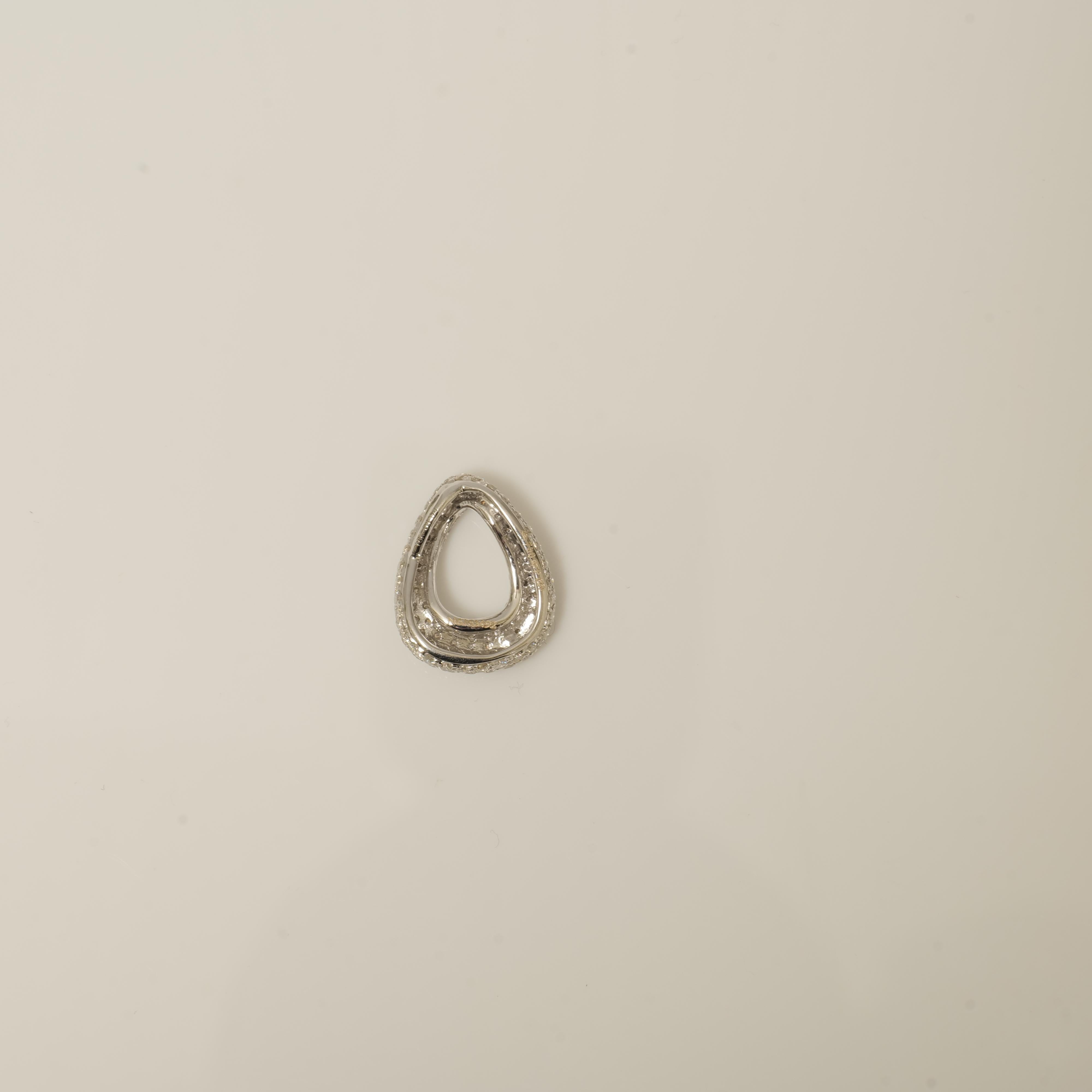 Donna Ciondolo con diamante a goccia in oro massiccio 14k (certificato) in vendita