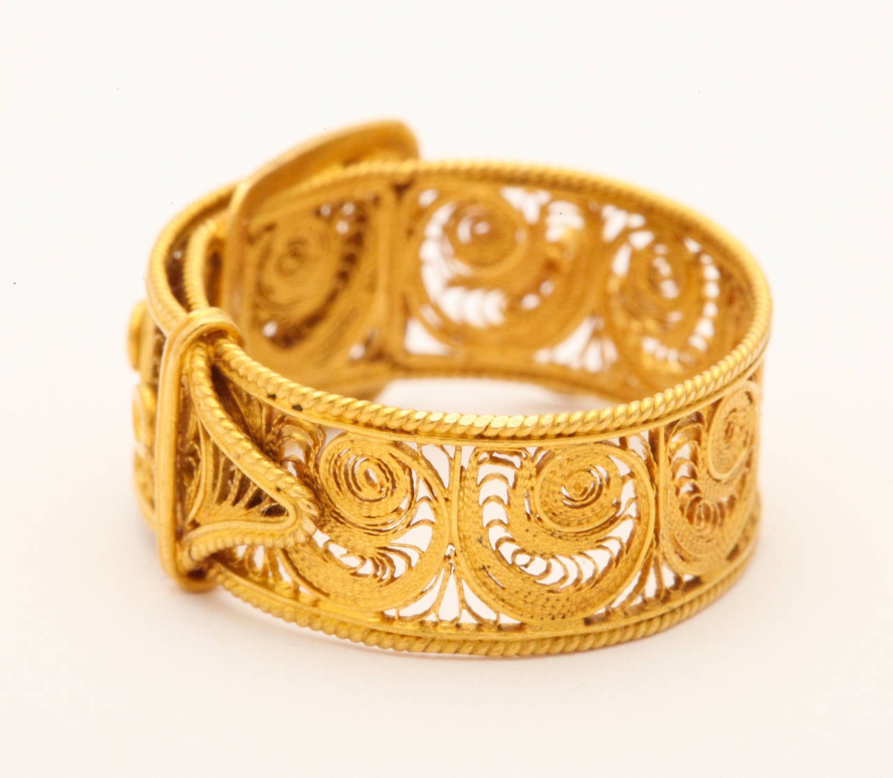 Early Victorian Gold Filigree Buckle and Strap Ring In Excellent Condition In Stamford, CT