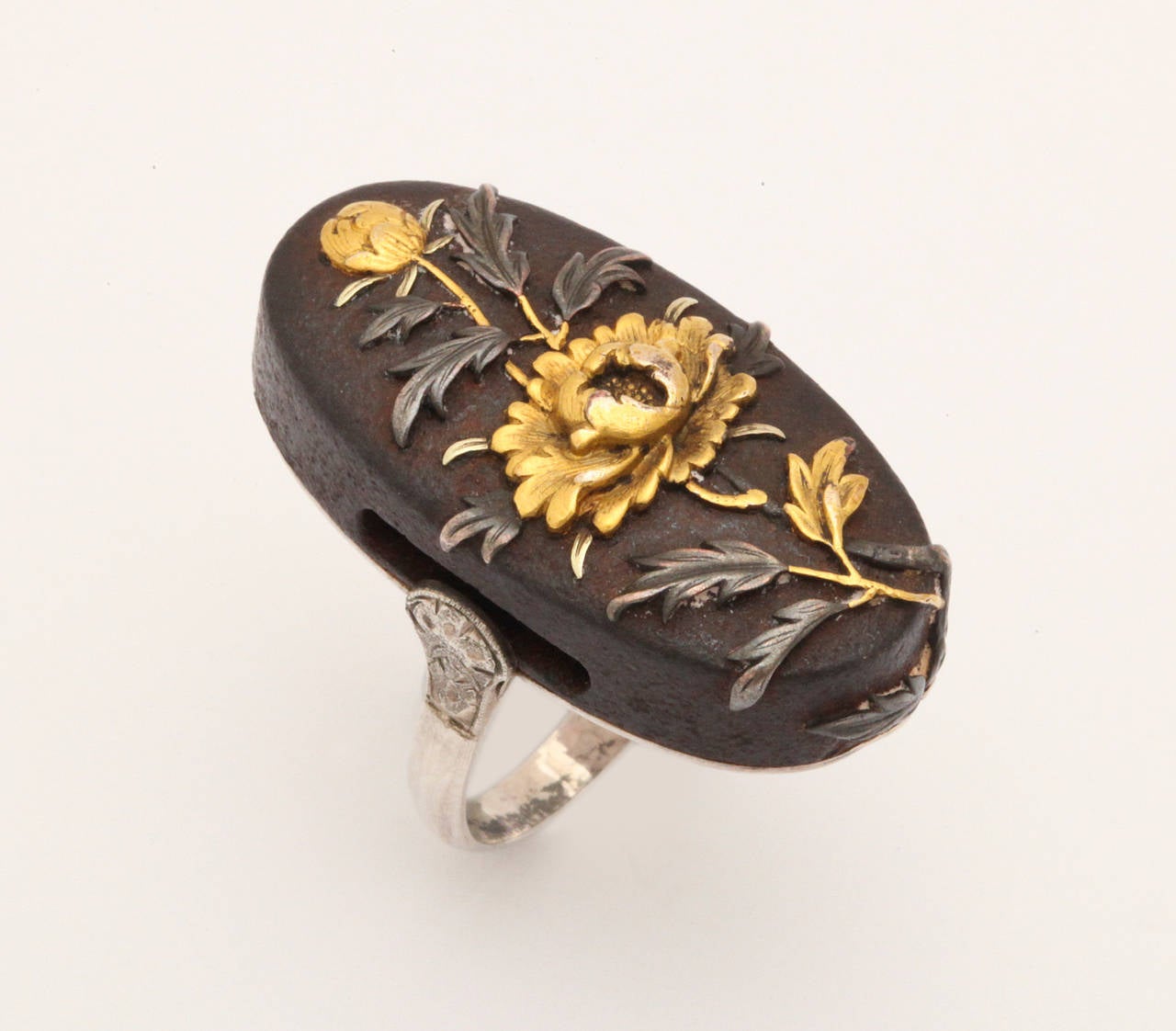 Art in Full Bloom on a Japanese Shakudo Ring In Excellent Condition In Stamford, CT