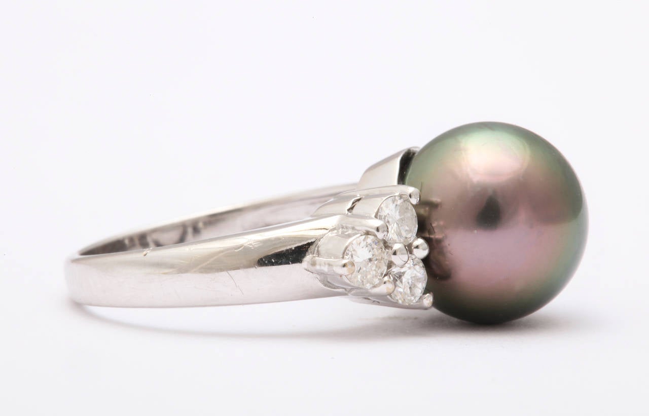 Contemporary 14 kt Gold Grey Green Pearl Diamond Gold Ring For Sale