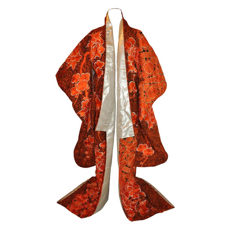 Seltener spektakulärer handbestickter japanischer Kimono aus Tangerine und goldener Lame im Angebot