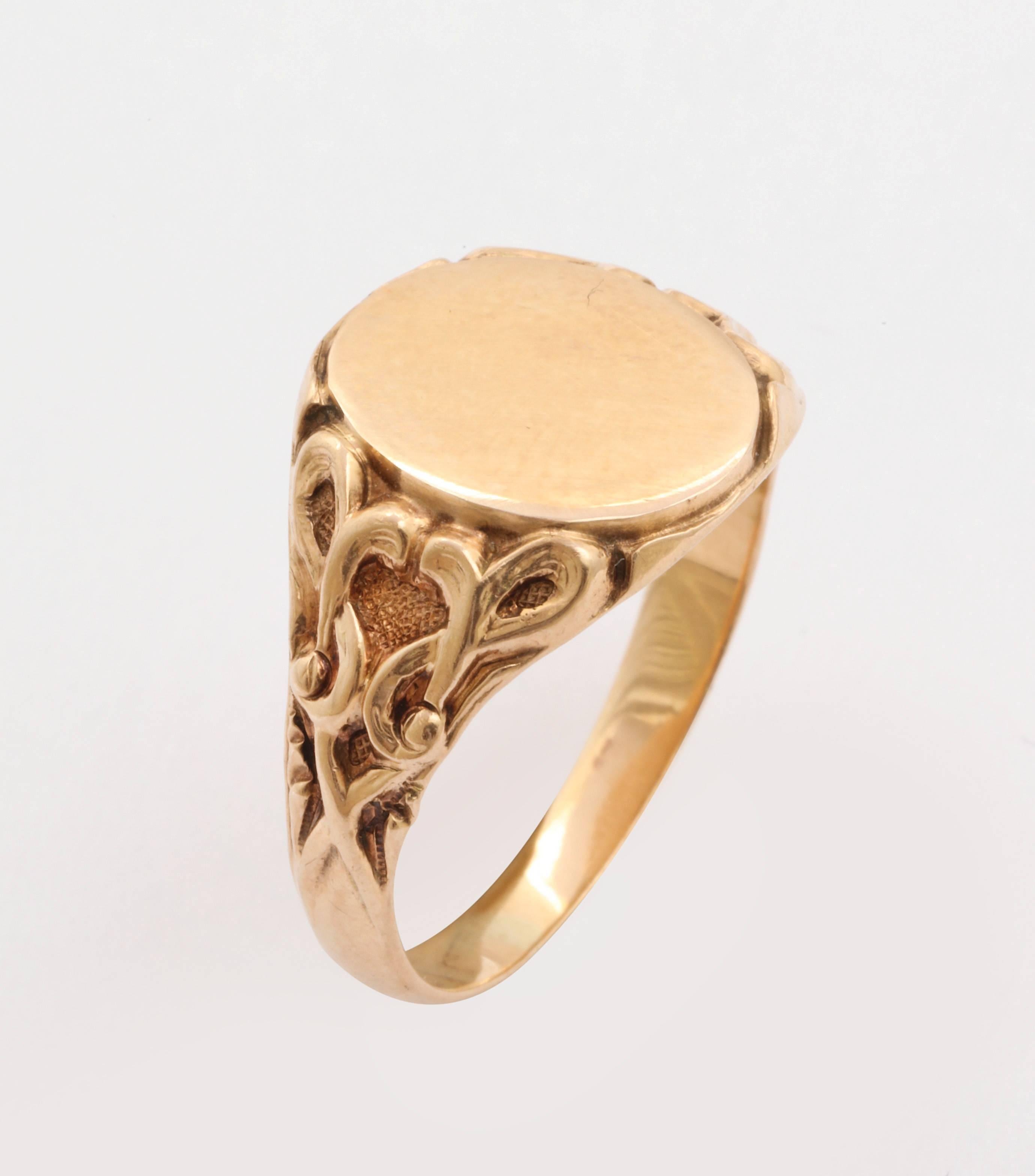 Women's or Men's Elegant Edwardian Gold Signet Ring For Sale