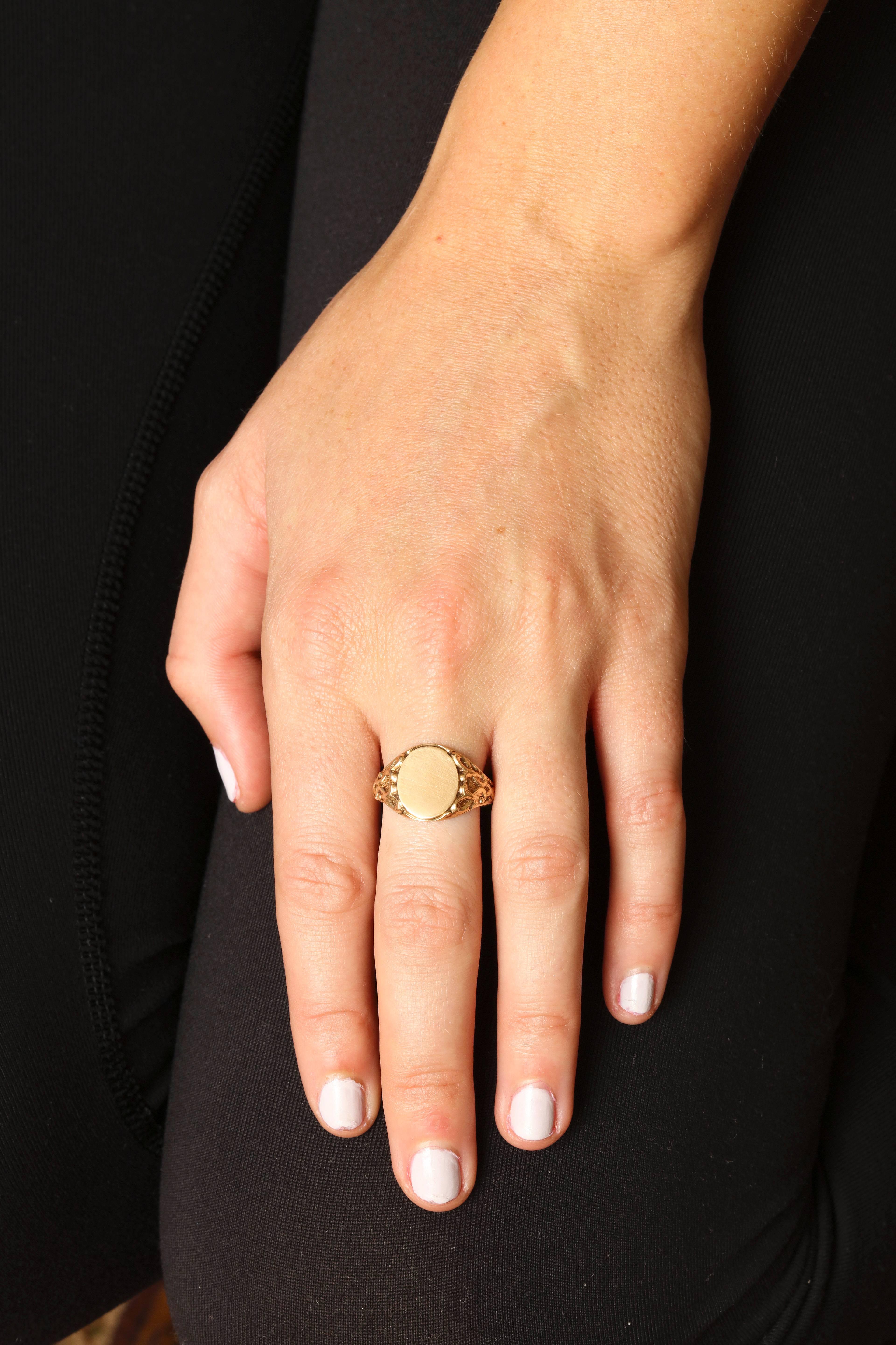Elegant Edwardian Gold Signet Ring For Sale 2