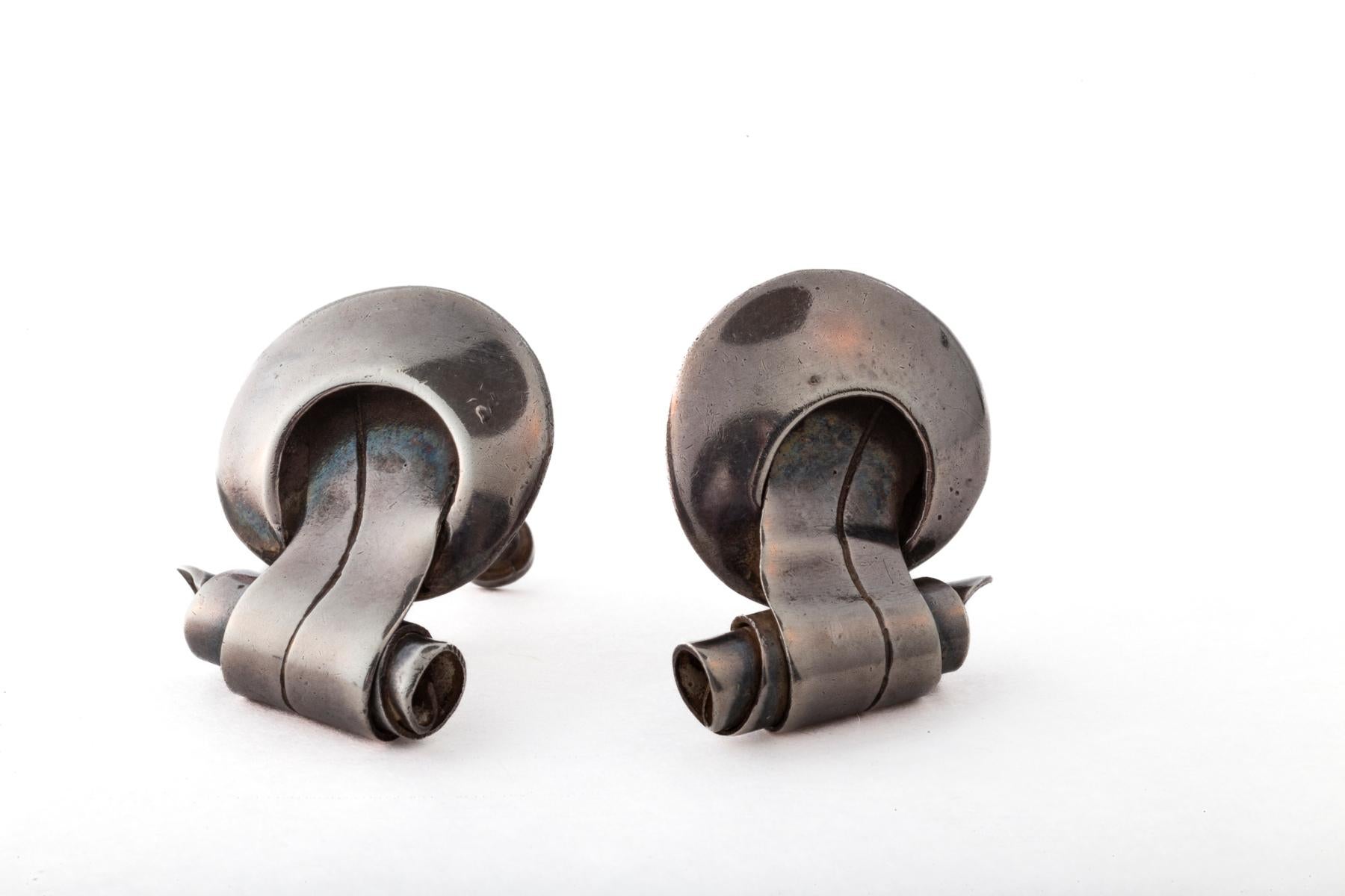 Gli orecchini a spirale in argento sterling vintage sono stati creati da William Spratling nel 1945. Spratling era un architetto americano che si recò in Messico e fu responsabile dell'avvio dell'industria messicana dei gioielli in argento a Taxco.