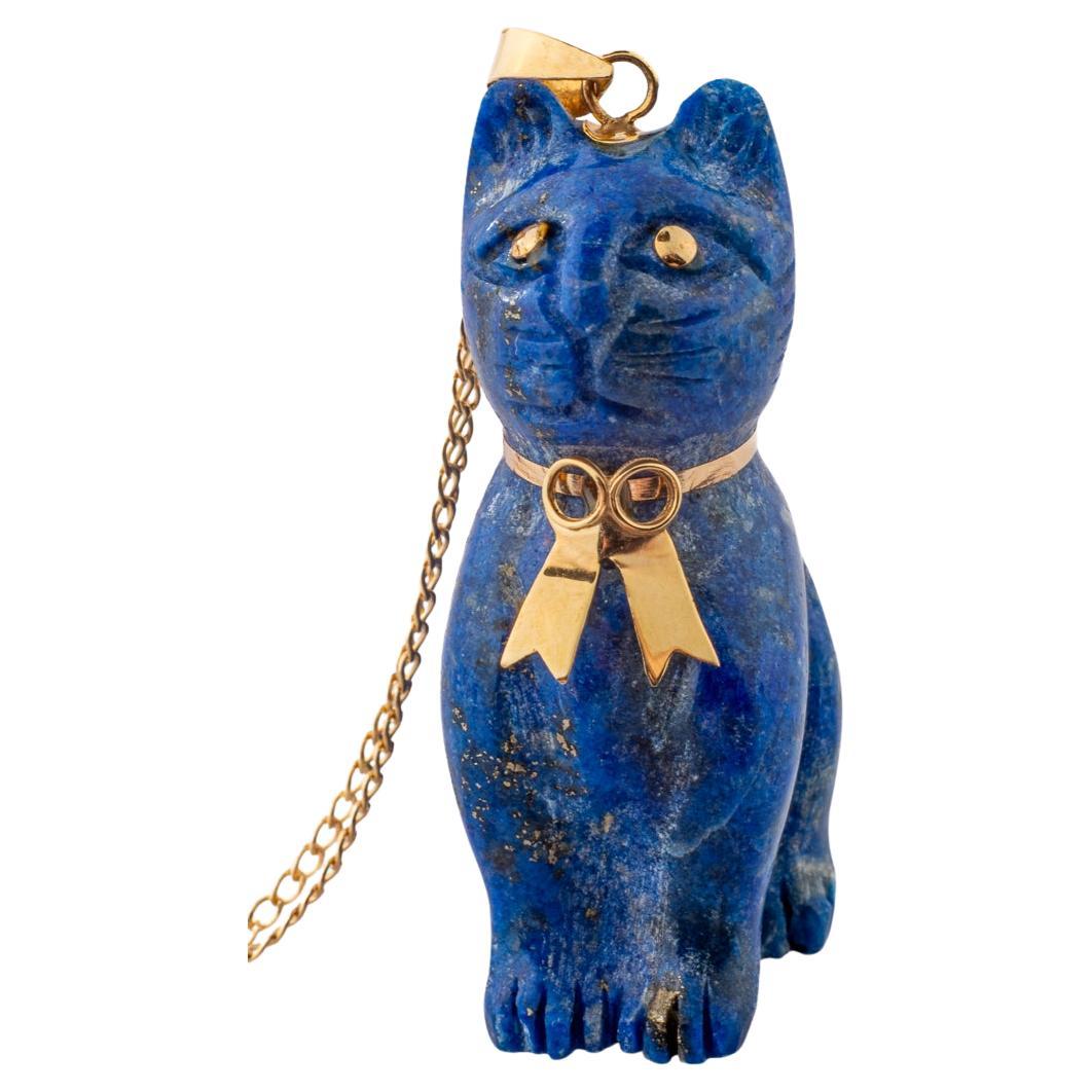 Un chaton médaillé d'or sculpté en lapis-lazuli avec d'abondantes mouchetures d'or et une laisse en or. Elle a un ruban doré autour du cou et des yeux dorés pour briller dans l'obscurité. Notre chat ne griffe pas les meubles et ne mange pas les