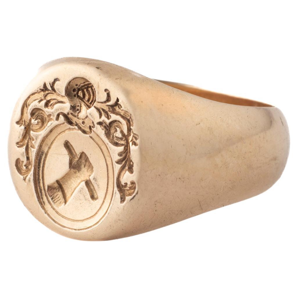 Un anello con sigillo vittoriano francese a 18 carati mostra la sua potenza