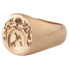Un anello con sigillo vittoriano francese a 18 carati mostra la sua potenza