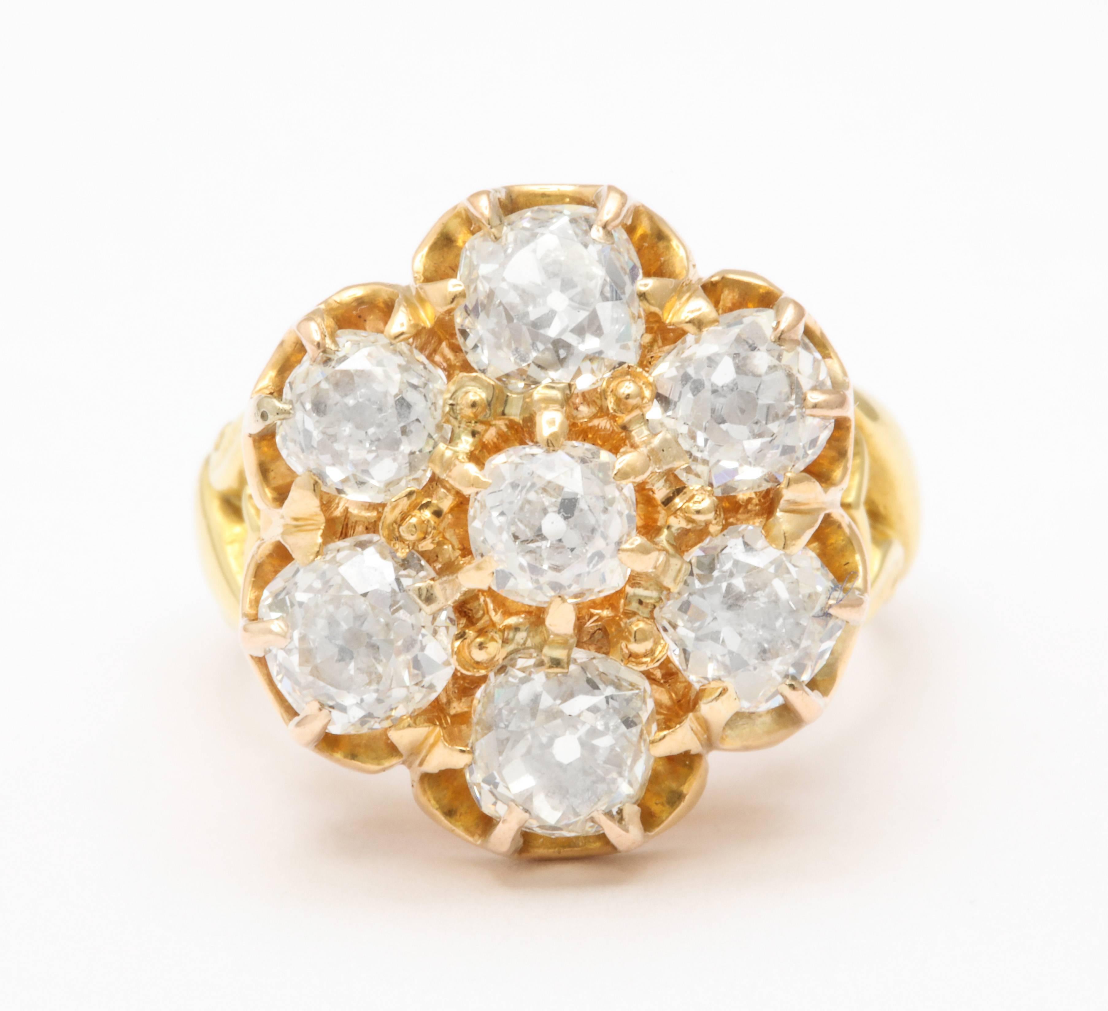 Sieben weiße Diamanten im Brillantschliff machen einen imposanten Eindruck in diesem viktorianischen Ring um 1880. Ich musste tief durchatmen, als ich es sah. Sie hat eine Schönheit, die einen überwältigt. Das Alter trägt zu seiner Schönheit bei und