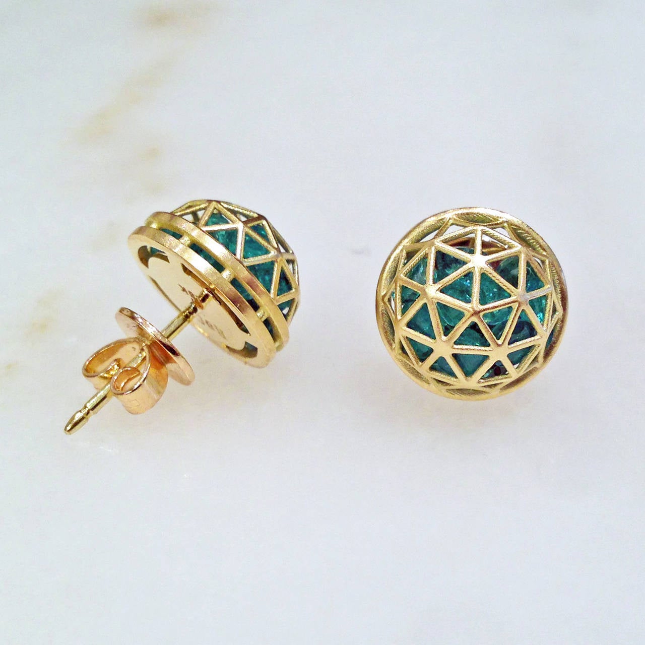 Roule and Co. Emerald Gold Shaker Dome Earrings In New Condition In Dallas, TX