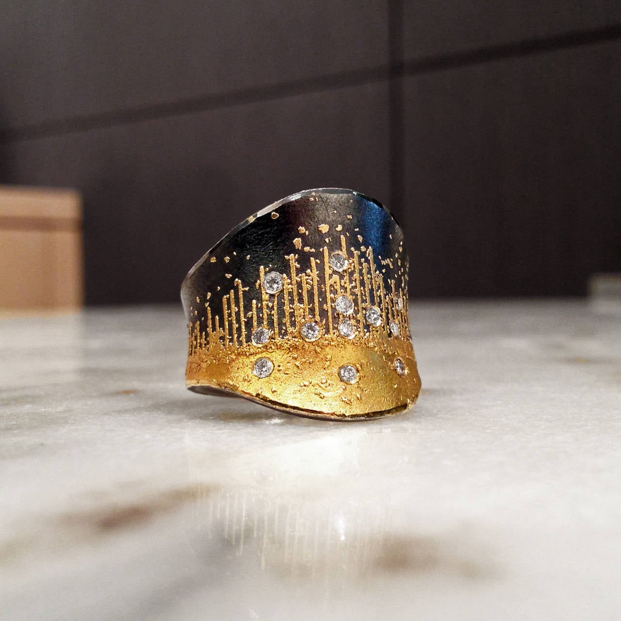 Einzigartiger Drizzle Ring, handgefertigt aus 24 Karat Gold und oxidiertem Sterlingsilber mit 0,13 Karat funkelnden Diamanten im Brillantschliff. Größe 7.5+ (Kann angepasst werden).