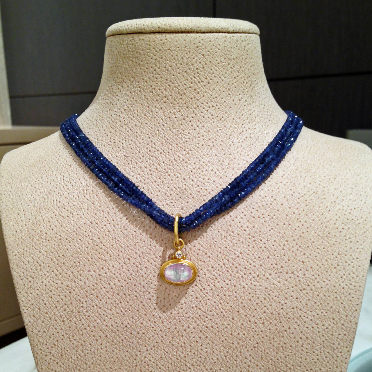 Denise Betesh Pendentif à trois rangs de diamants, saphir bleu et pierre de lune bleue