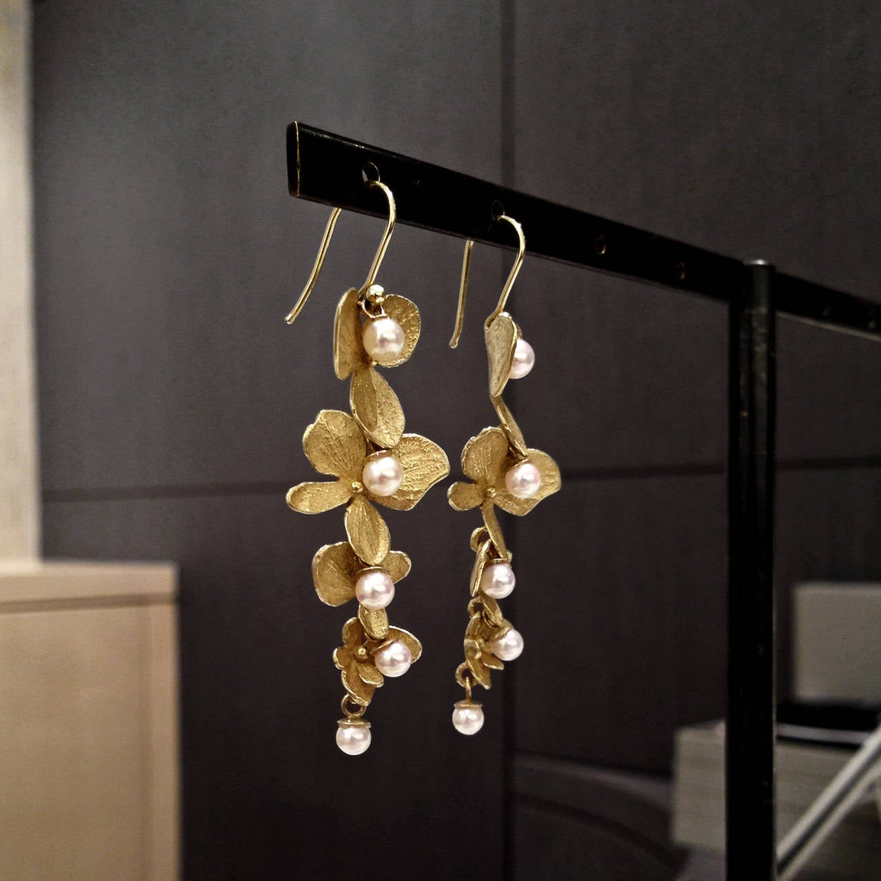 John Iversen Pearl Gold Hydrangea Drop Earrings In New Condition In Dallas, TX
