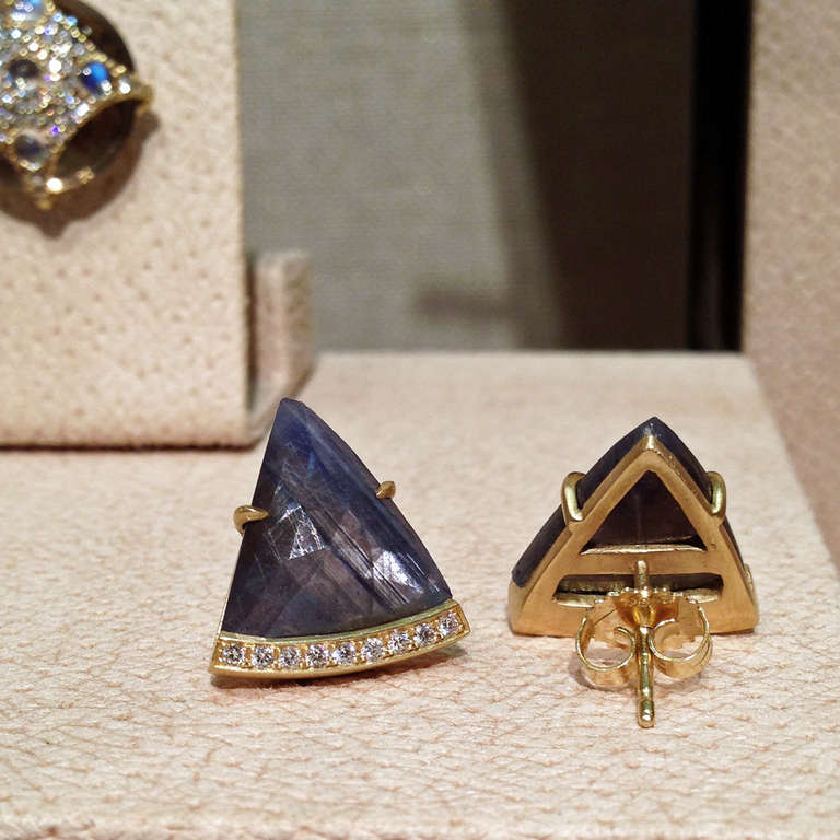 Blue Sapphire Diamond Gold Dagger Earrings In New Condition In Dallas, TX
