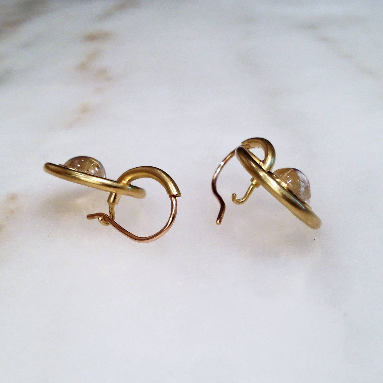Susan Sadler Pear-Shaped Blue Moonstone Gold Interlink Hook Earrings In New Condition In Dallas, TX