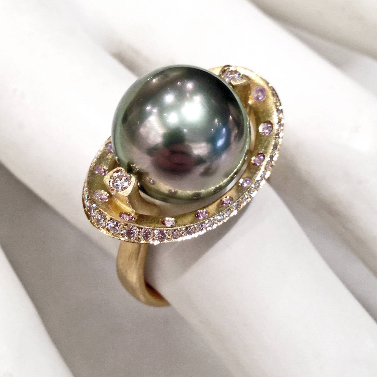 Artisan Robin Waynee One-of-a-Kind Spinning Tahitian Pearl Amethyst Diamond Gold Ring