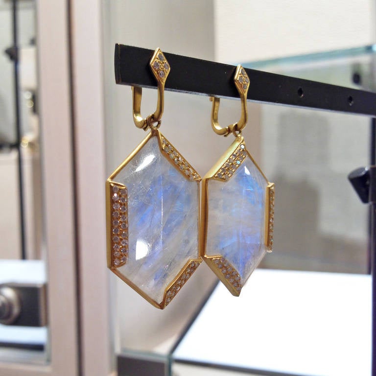 Lauren Harper Golden Hexagon Moonstone Diamond Gold Dangle Earrings In New Condition In Dallas, TX