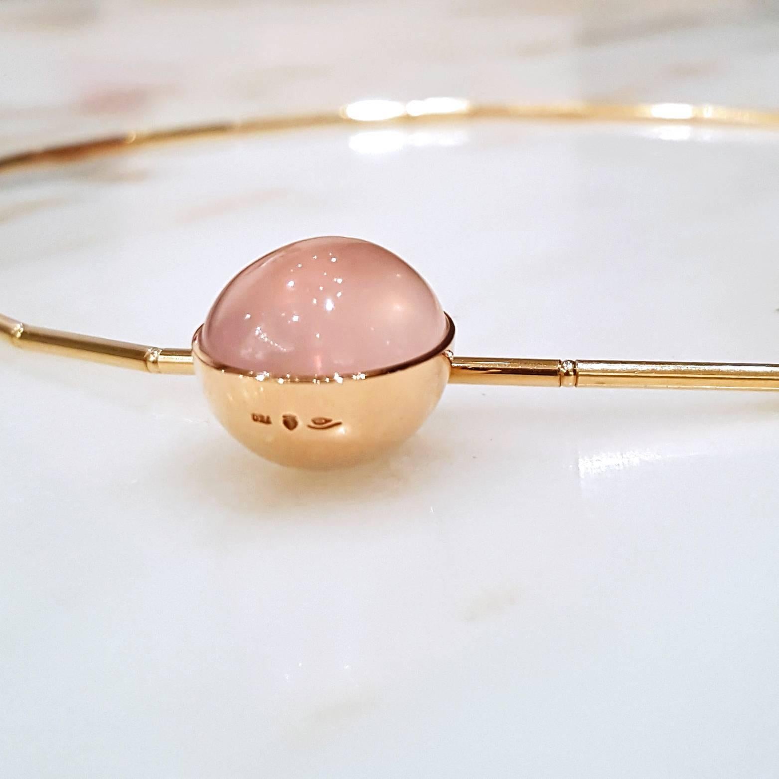 Glowing 20 Carat Rose Quartz Cabochon Gold Bowl Pendant Necklace In New Condition In Dallas, TX