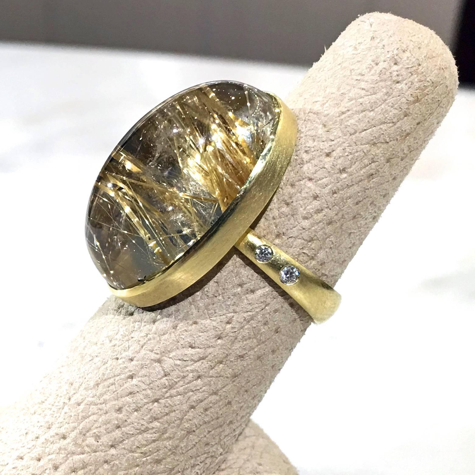 Ovaler Kuppel-Spiegelring, handgefertigt aus mattiertem 18-karätigem Gelbgold, mit einem 28,39 Karat schweren, goldnadeligen Rutilquarz im Cabochon-Schliff mit wunderschönem Glanz, ergänzt durch vier runde weiße Diamanten im Brillantschliff (F/vs1)