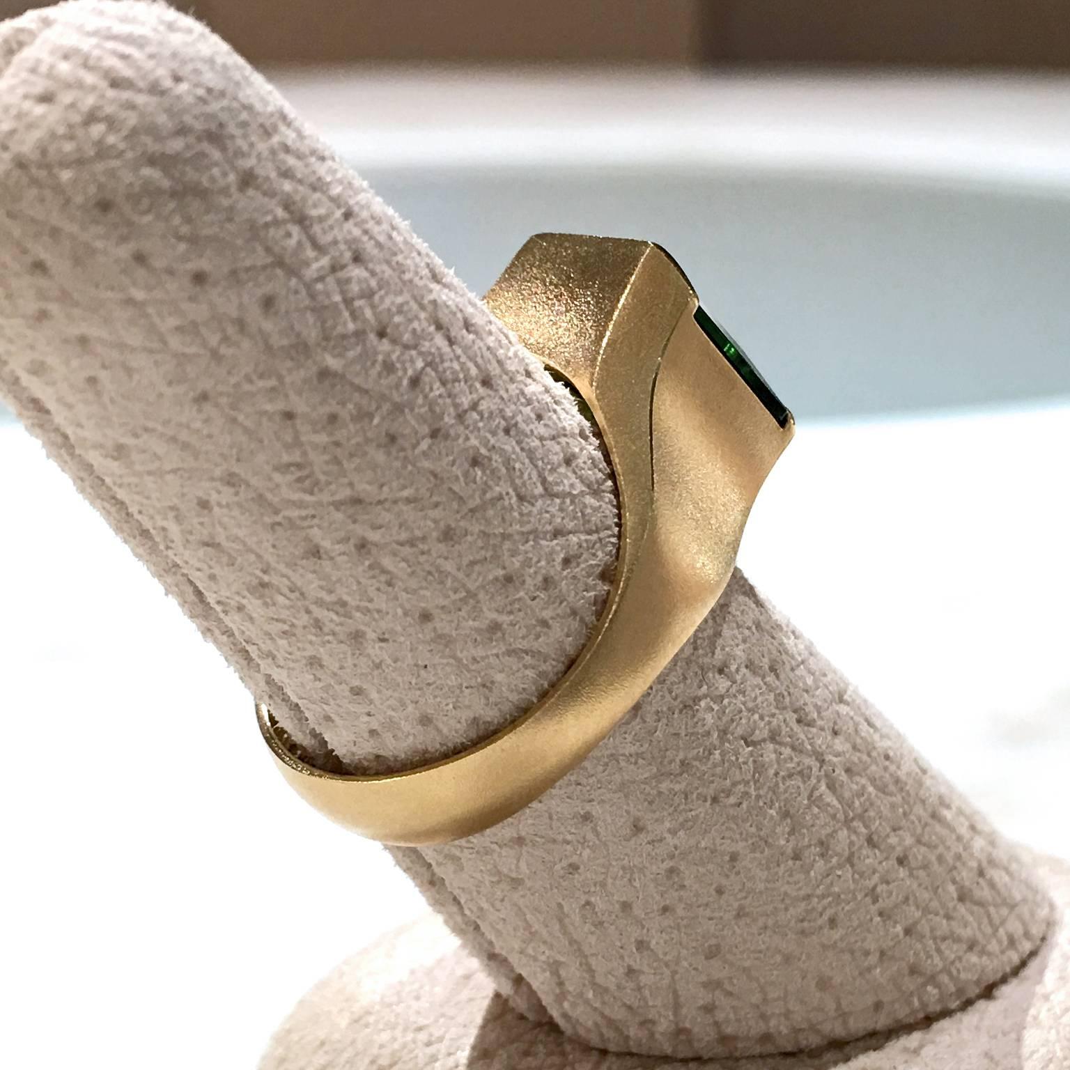 Women's or Men's Atelier Munsteiner Abstract Cut Green Tourmaline Gold Ring