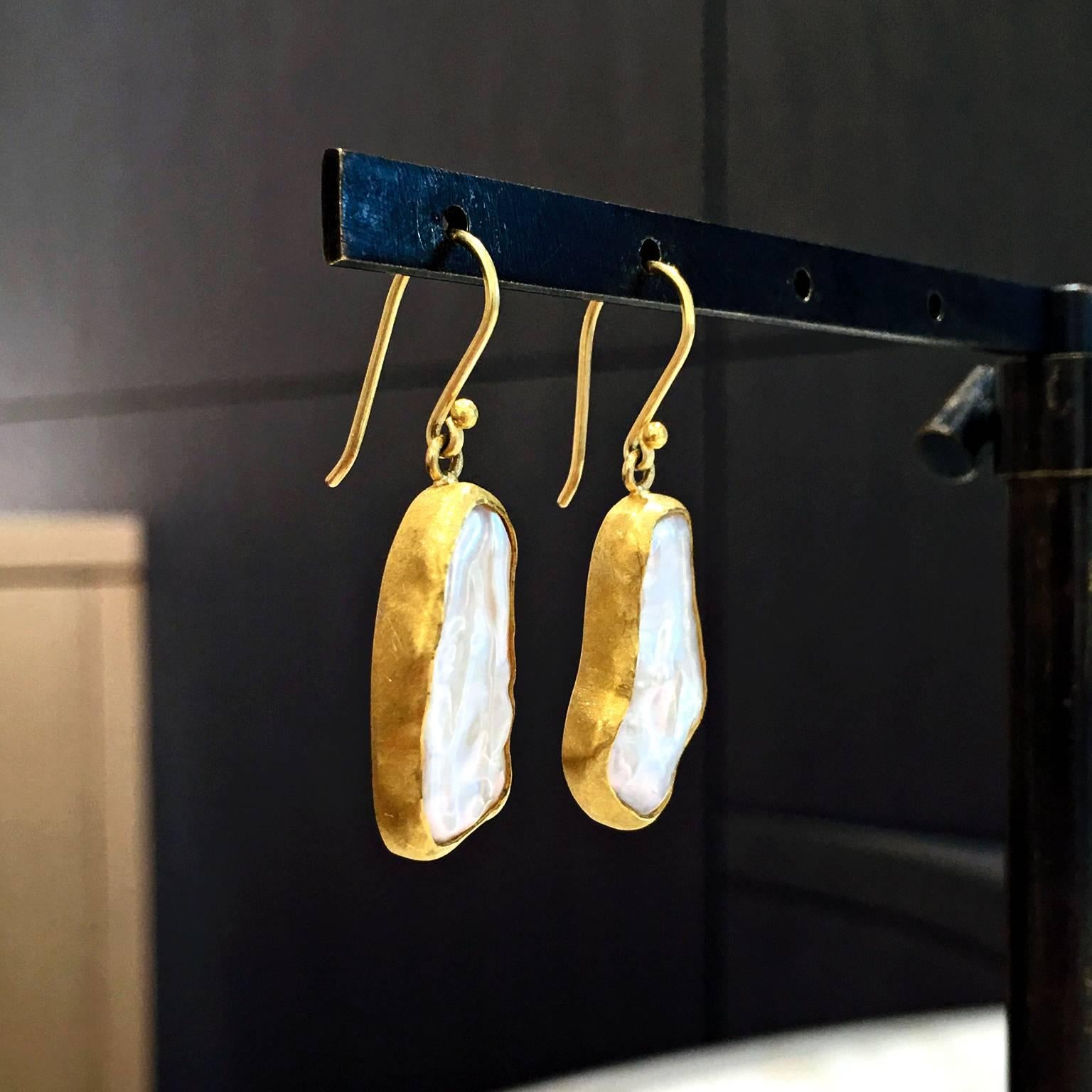 Petra Class White Pink Sweetwater Baroque Pearl Gold Drop Earrings In New Condition In Dallas, TX