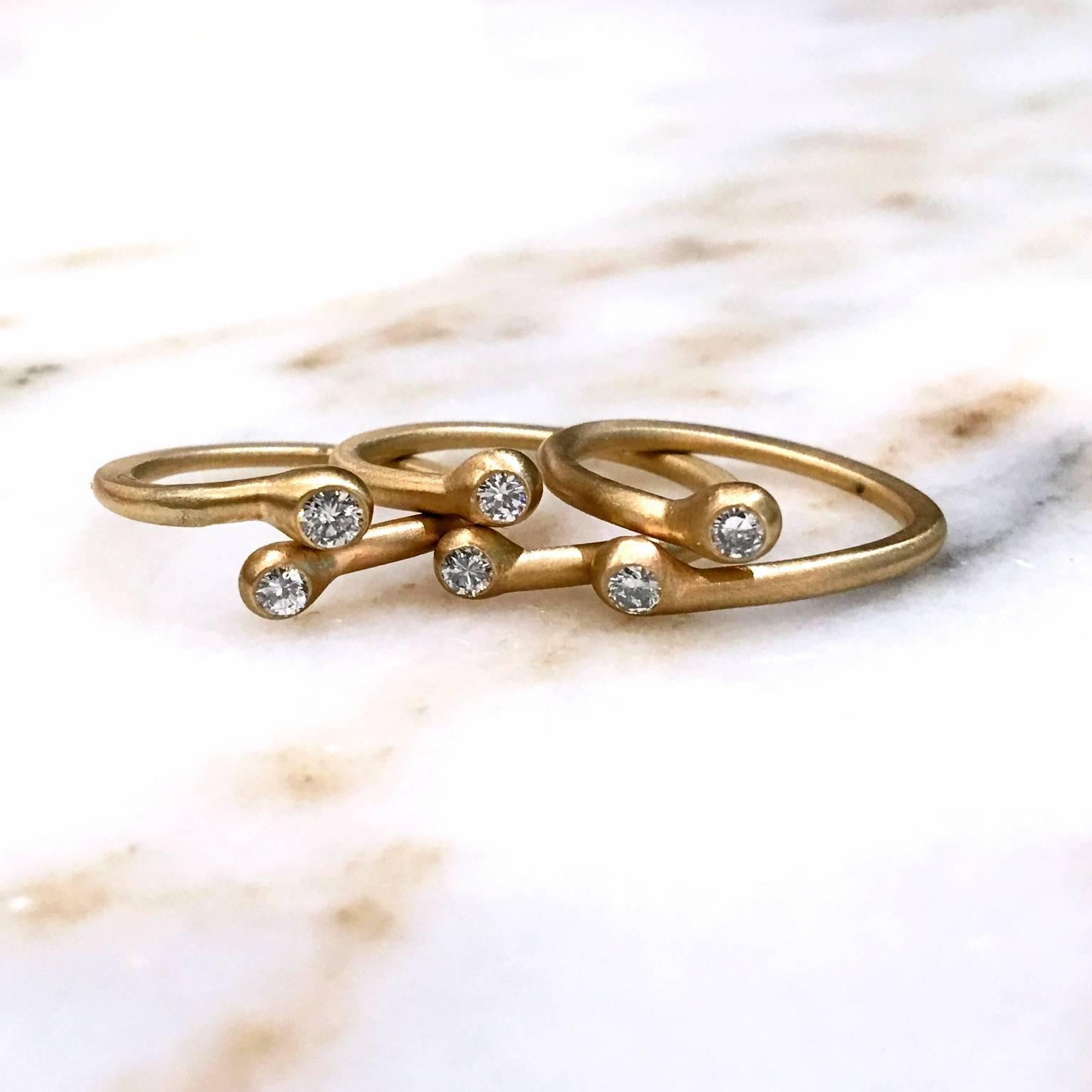 Drei schimmernde Weißdiamant-Mattgold-Open-Stacking-Band-Ringe 2