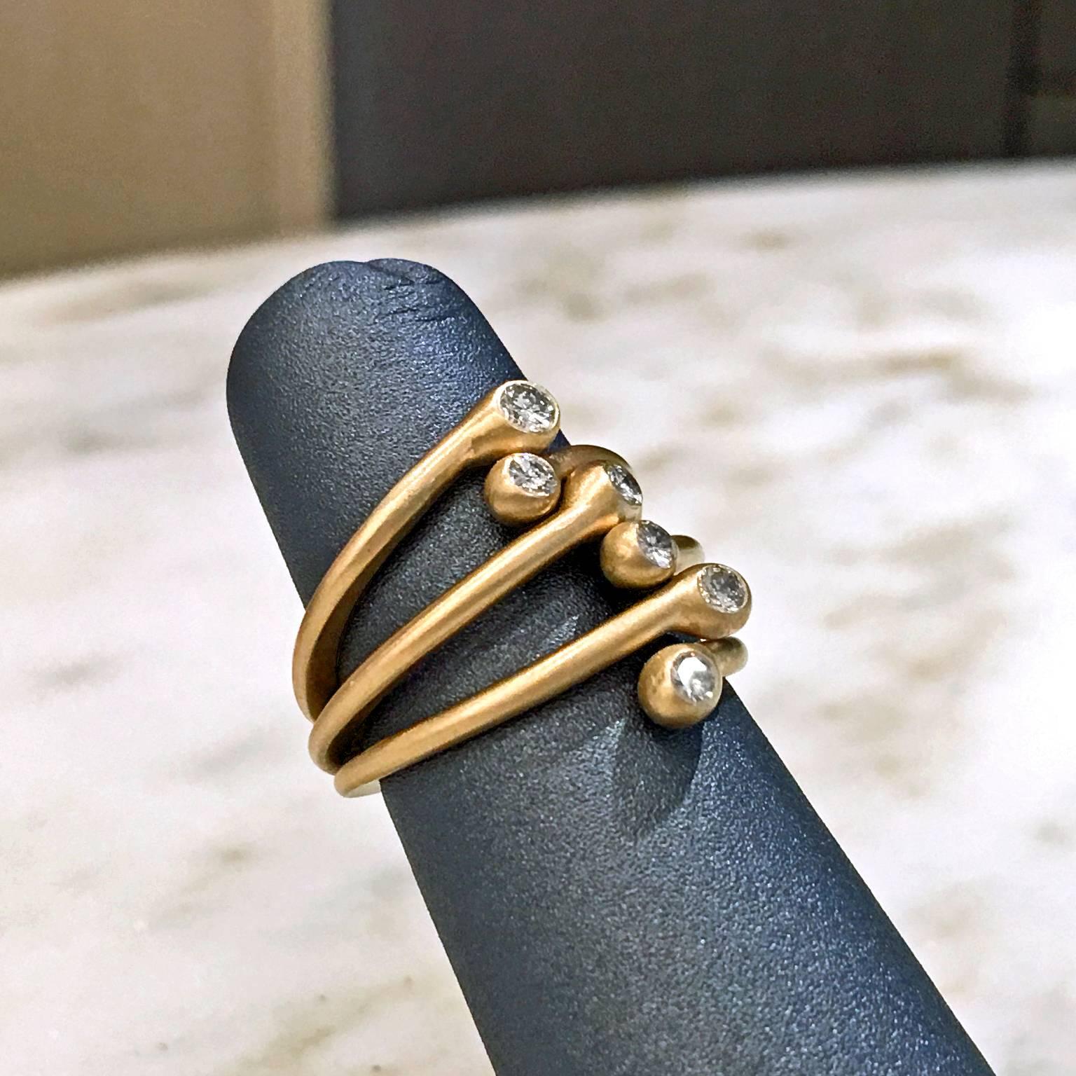 Drei schimmernde Weißdiamant-Mattgold-Open-Stacking-Band-Ringe 1