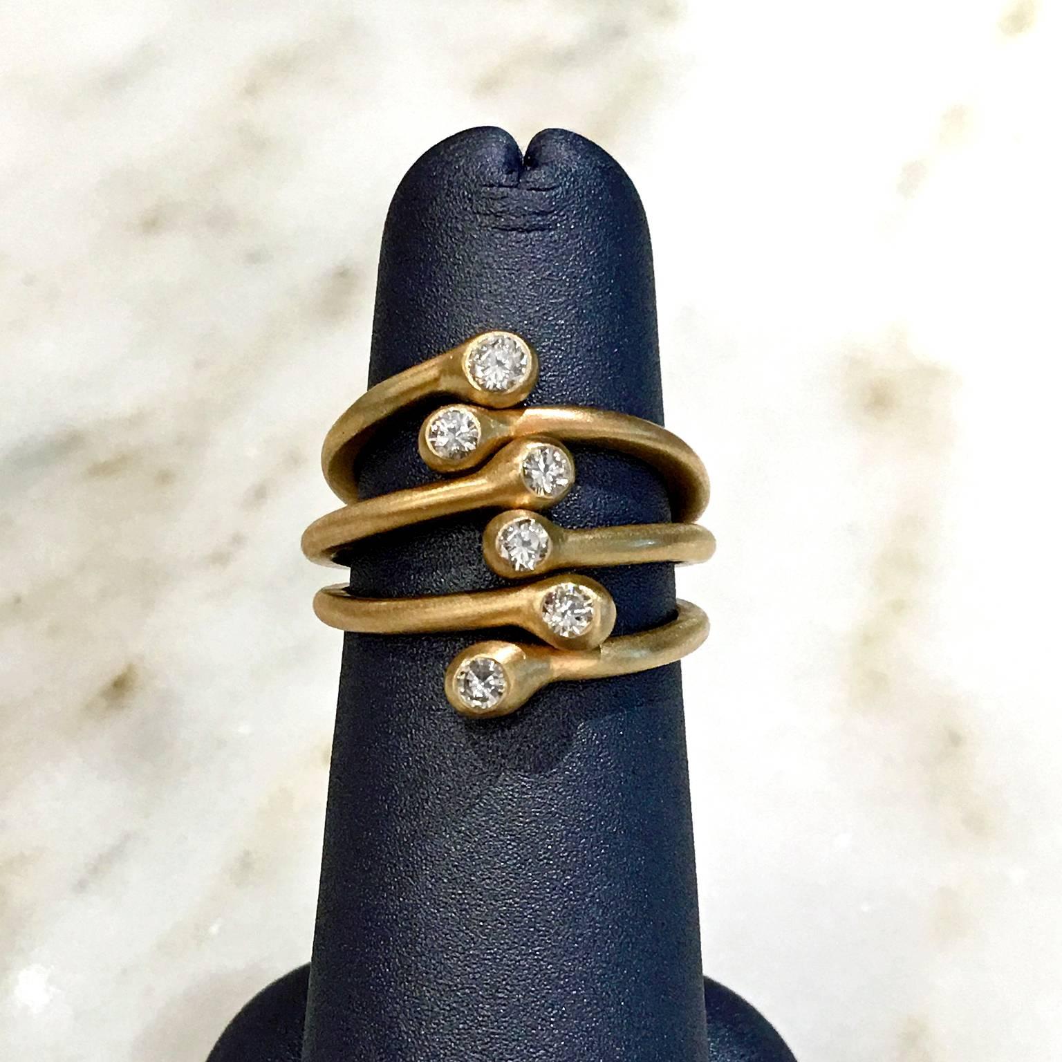 Drei schimmernde Weißdiamant-Mattgold-Open-Stacking-Band-Ringe im Zustand „Neu“ in Dallas, TX