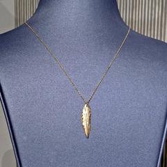 Handgefertigte Halskette, weißer Diamant, mattes Gold, organischer Fernanhänger