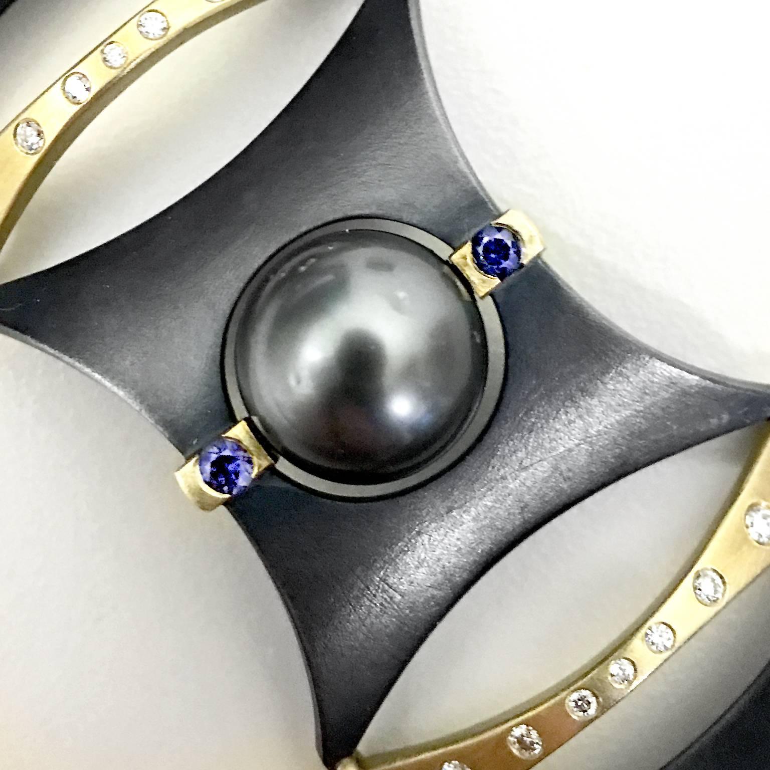 Award Winning Rolling Tahitian Pearl Color Change Garnet Diamond AXIS Bracelet In New Condition In Dallas, TX