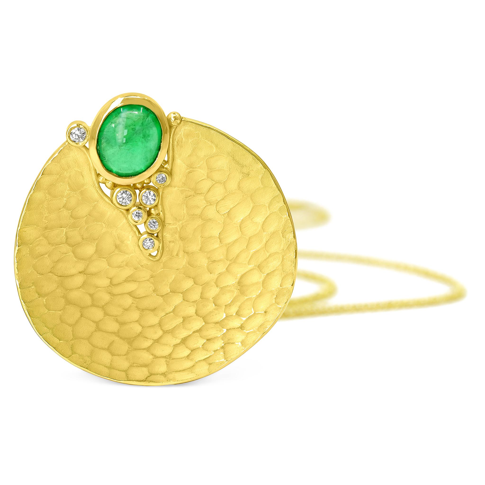Unique en son genre, le collier Glacier sculpté, fabriqué à la main en or jaune 18 carats à la texture complexe par la créatrice de bijoux primée Barbara Heinrich, met en valeur un superbe cabochon d'émeraude ovale naturelle de 0,81 carat, rehaussé