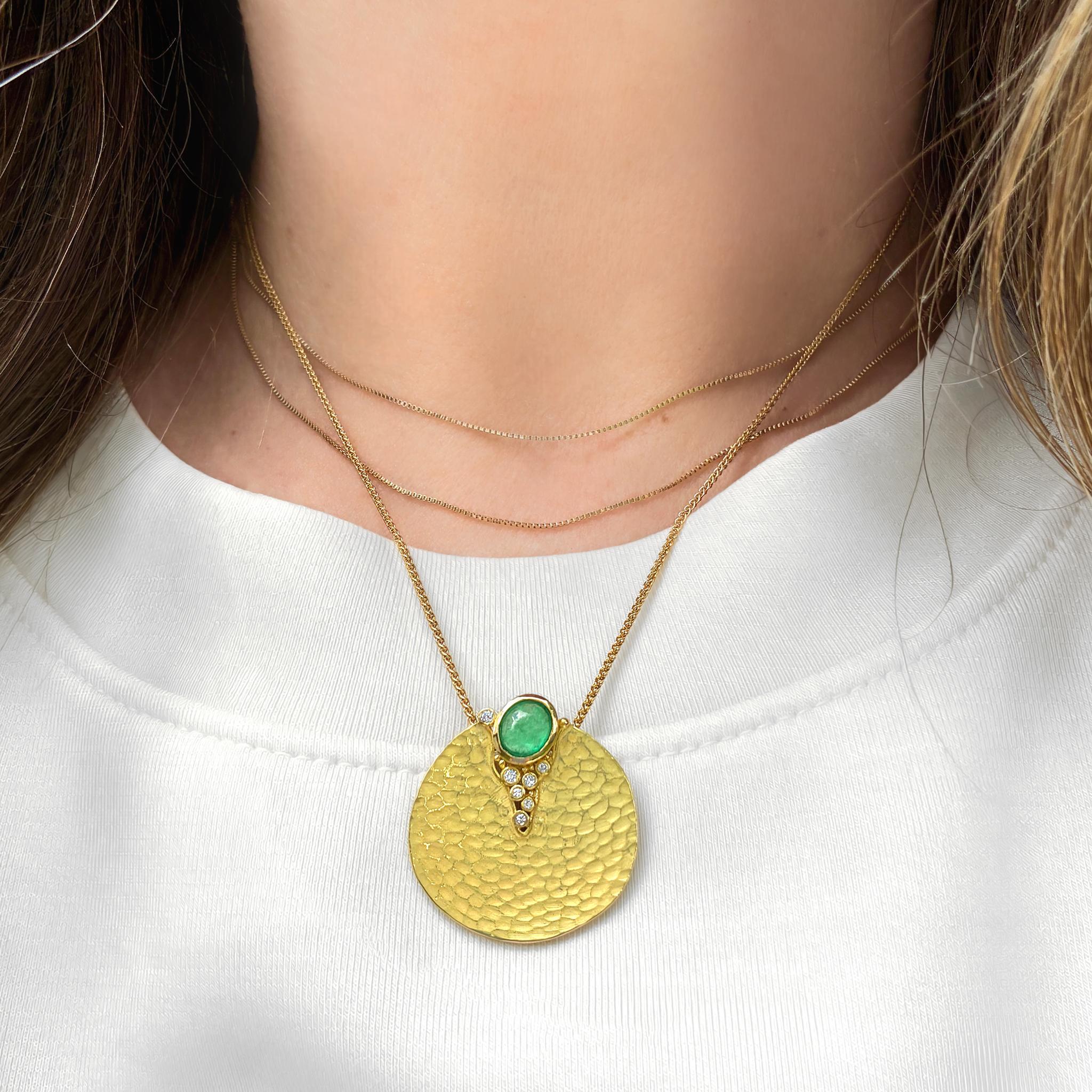Artiste Collier Crevasse en or jaune, diamant blanc ovale émeraude, Barbara Heinrich 2025 en vente