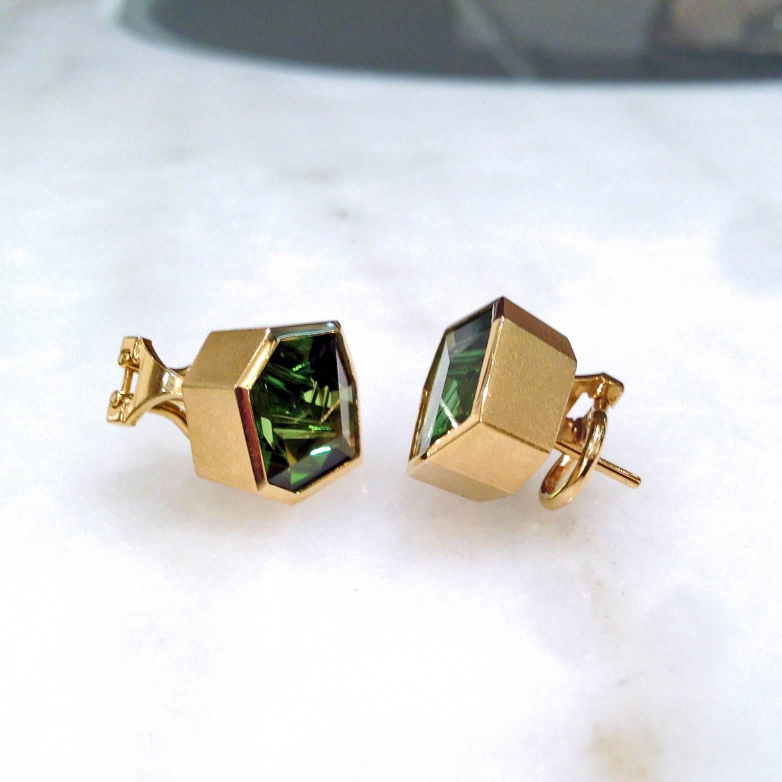 Modern Atelier Munsteiner One of a Kind Faceted Green Tourmaline Gold Shuriken Earring