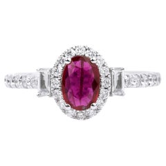 Verlobungsring mit ovalem rotem Rubin und Diamant im Baguetteschliff mit Rundschliff