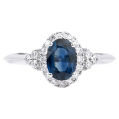Verlobungsring mit ovalem blauem Saphir und Diamant im Rundschliff mit doppeltem Halo