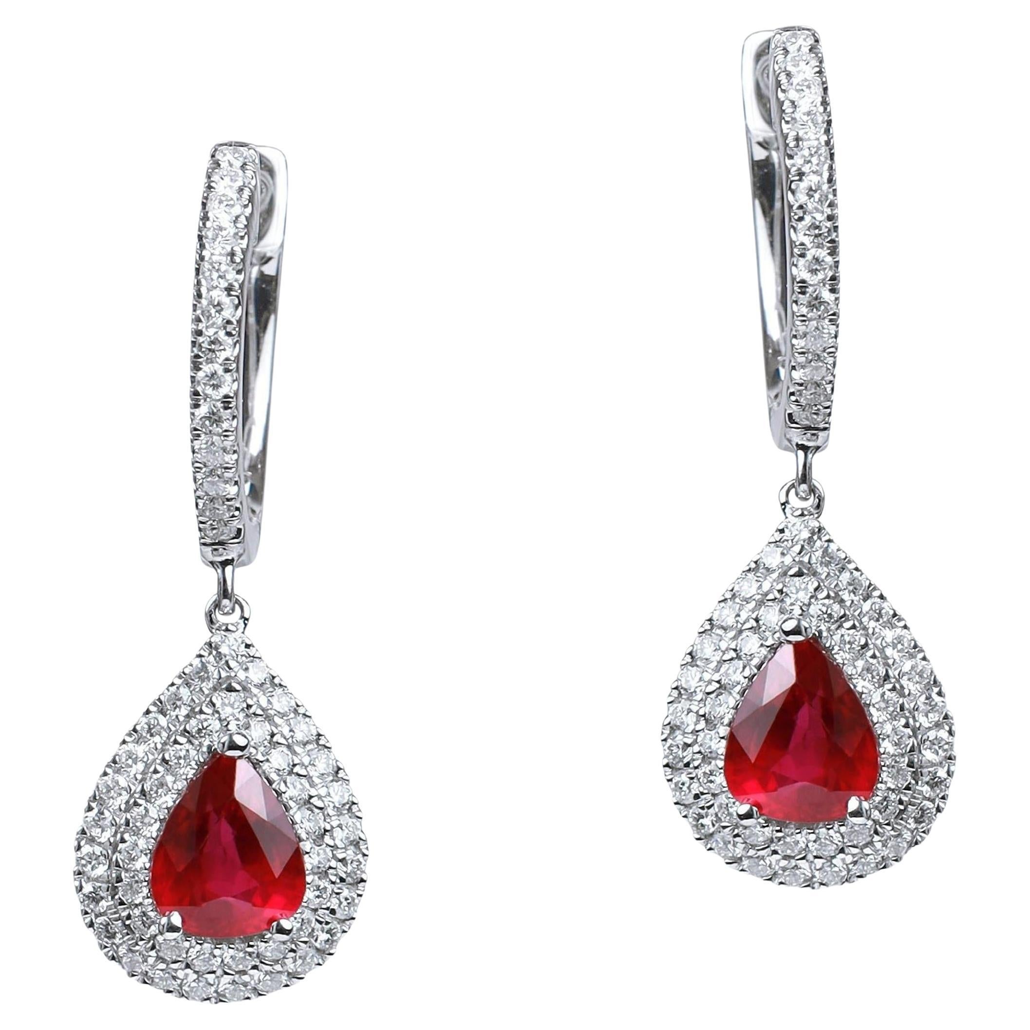 Excepcionales pendientes colgantes de rubí natural pera, halo de diamantes en oro de 18k