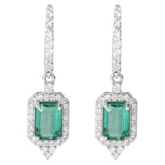 Orecchini a pendente con diamante smeraldo naturale 3ct Exceptional, diamante aureolato in oro 18k