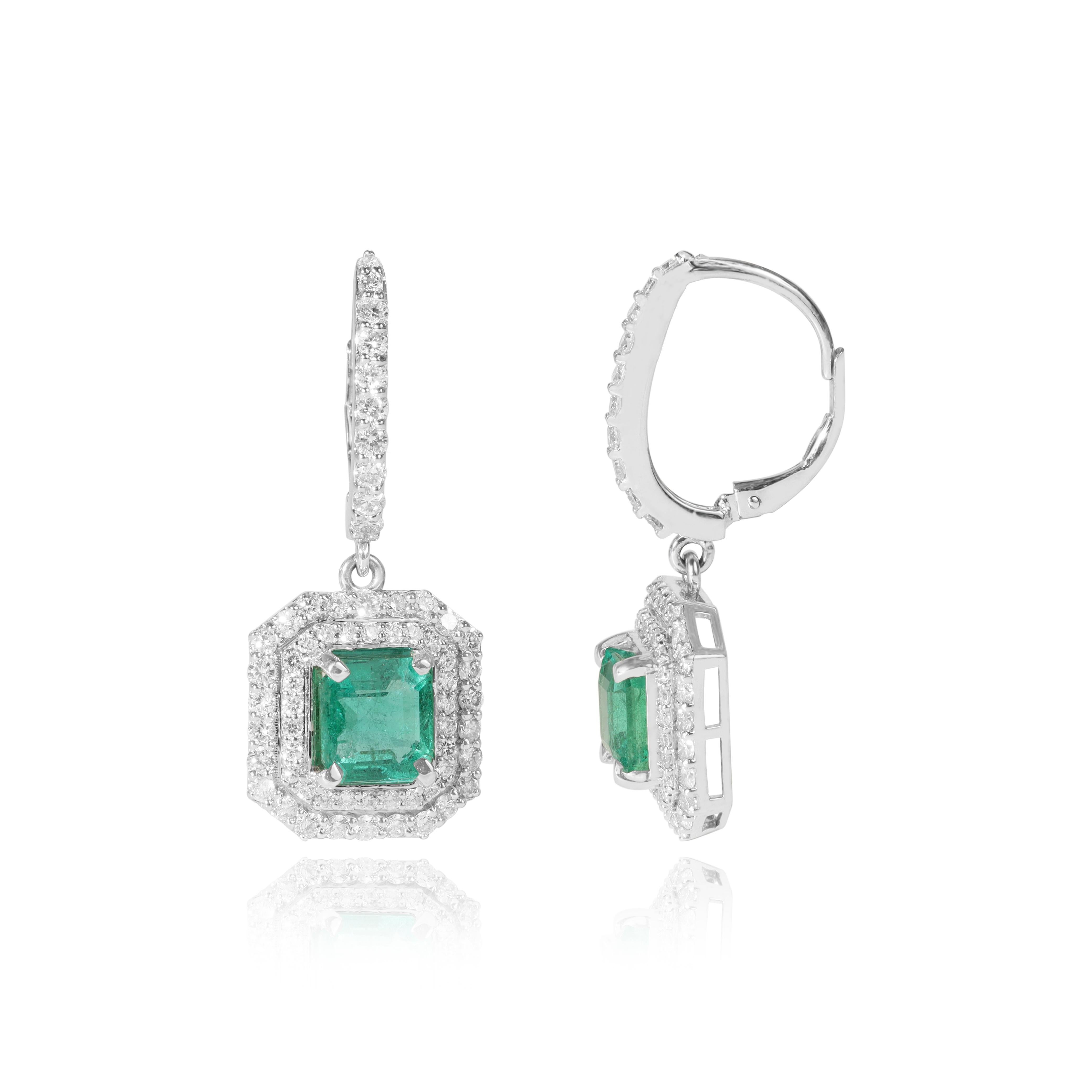 Orecchini a pendente con diamante smeraldo naturale da 4 carati, diamante aureolato in oro 18 carati in vendita 1