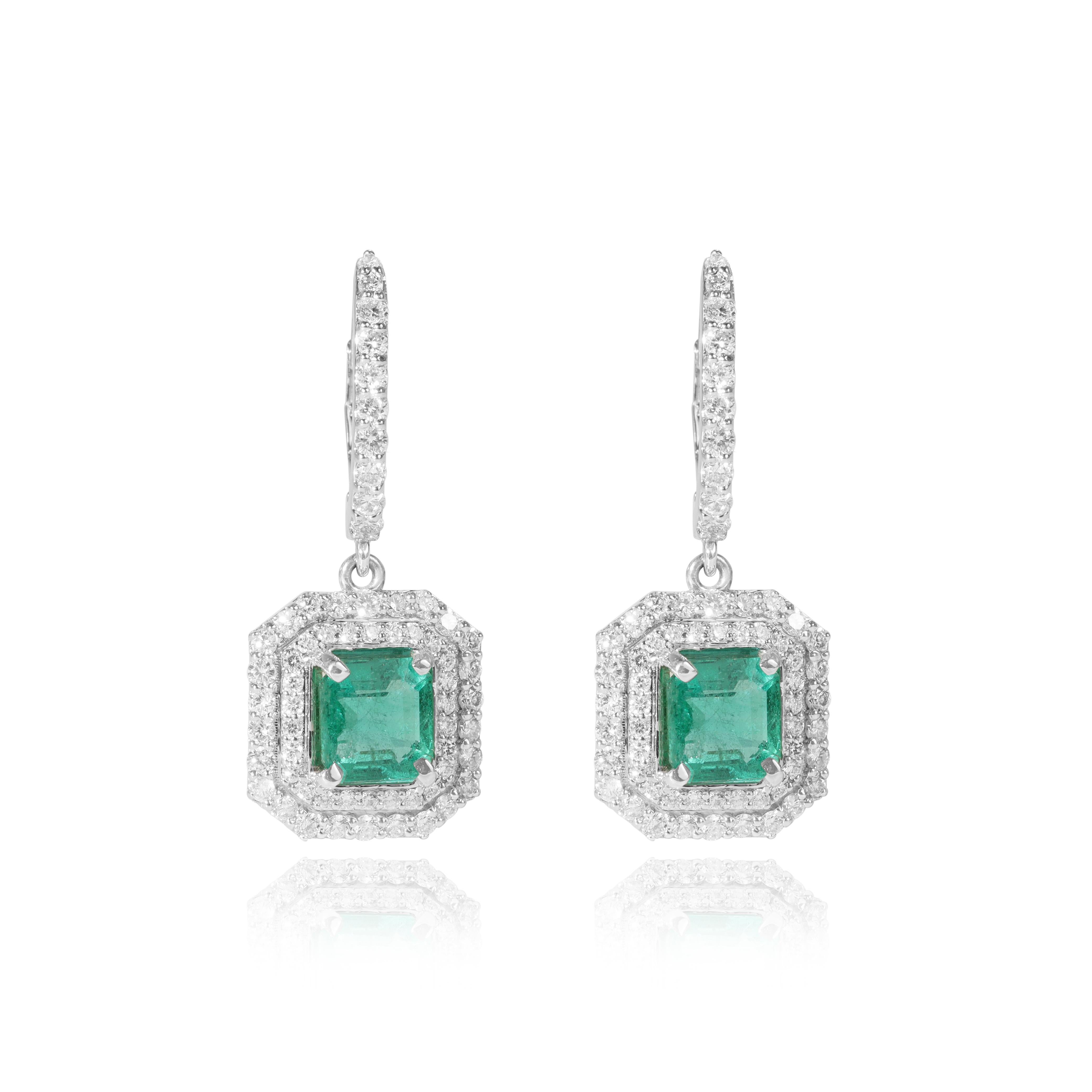 Donna Orecchini a pendente con diamante smeraldo naturale da 4 carati, diamante aureolato in oro 18 carati in vendita