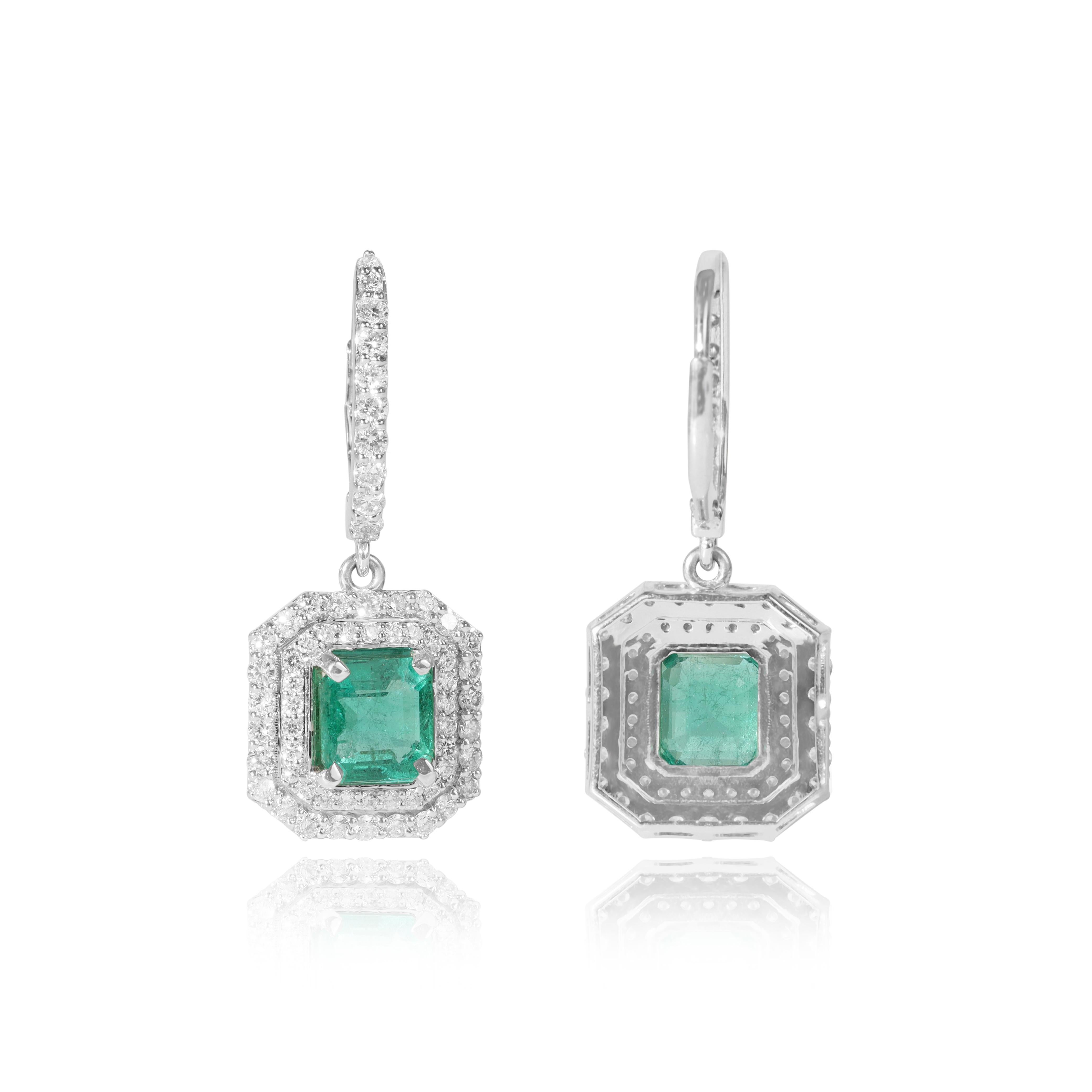 Orecchini a pendente con diamante smeraldo naturale da 4 carati, diamante aureolato in oro 18 carati in vendita 2