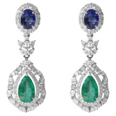 Orecchini pendenti con smeraldo naturale da 4 carati e tanzanite da 2 carati con diamante aureolato in oro 18 carati