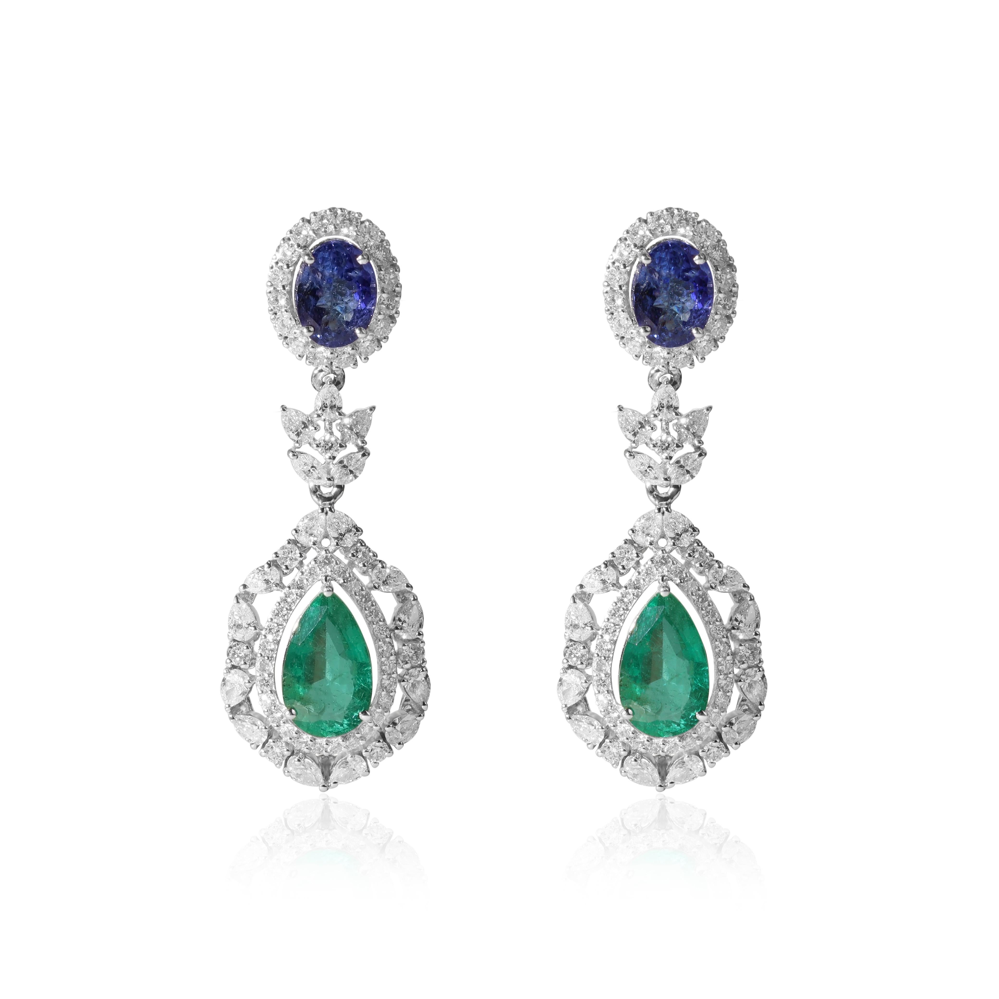 Donna Orecchini pendenti con smeraldo naturale da 4 carati e tanzanite da 2 carati con diamante aureolato in oro 18 carati in vendita