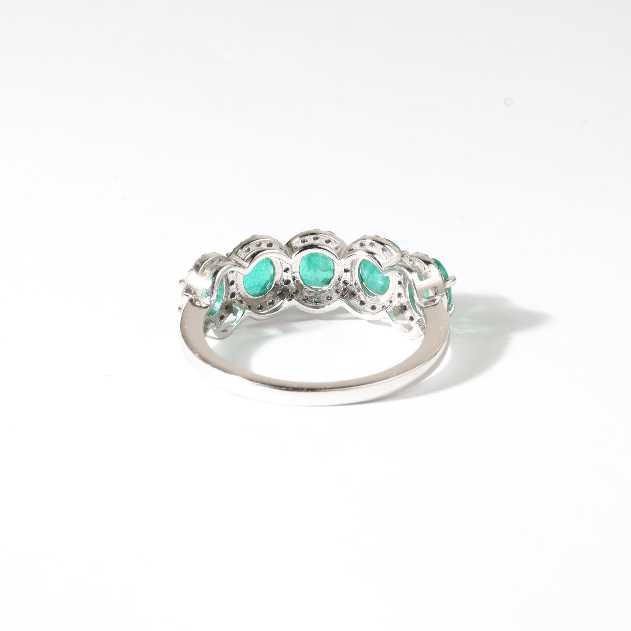 1,5ct Natürlicher Ovalschliff Smaragd & Diamant Fünf-Stein Halo Ring in 18K Weißgold im Zustand „Neu“ im Angebot in Jaipur, RJ