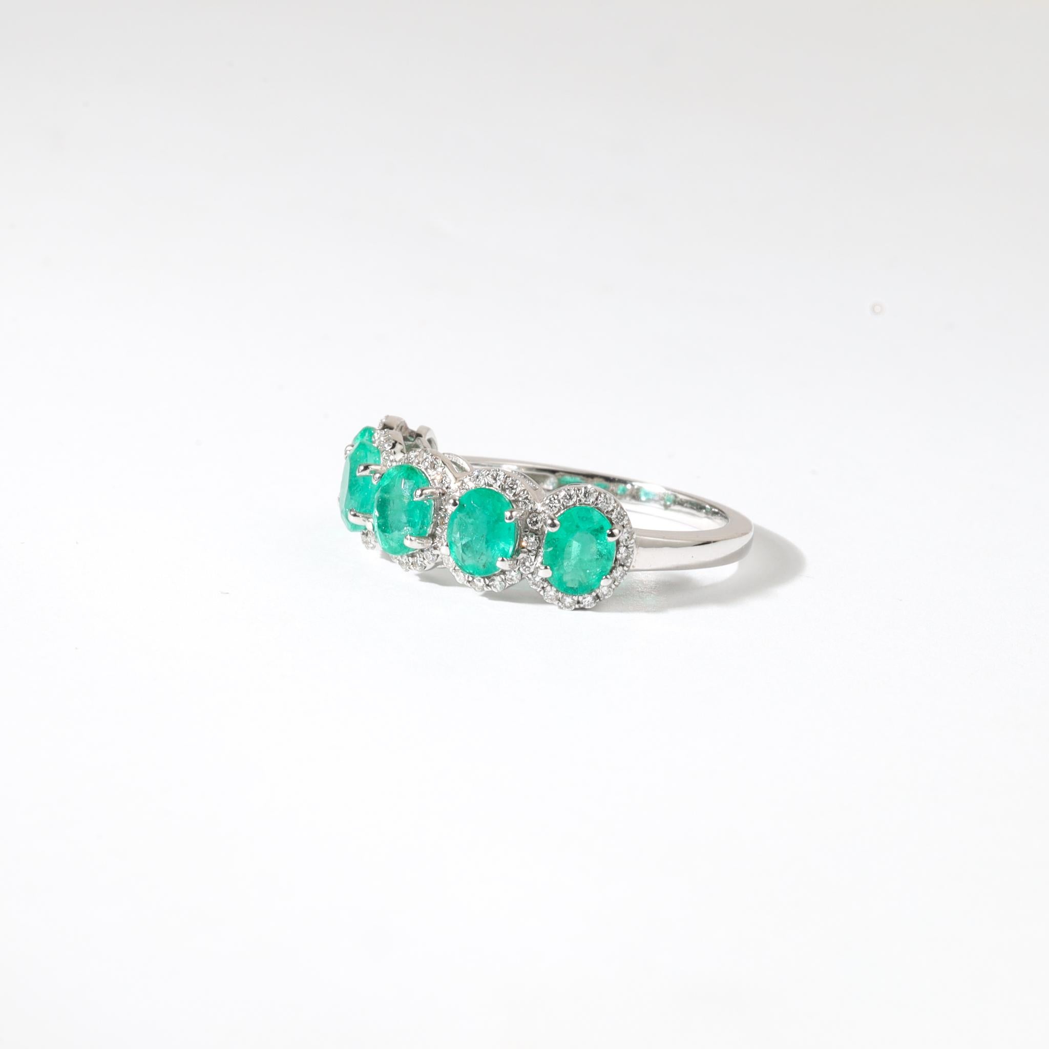 Strahlende Anmut. Art Deco Charme. Ein Statement von zeitloser Eleganz.

Dieser exquisite Verlobungsring mit fünf Steinen im Halo-Schliff besticht durch einen natürlichen Smaragd von ca. 1,5 Karat im Ovalschliff, der für seinen satten Grünton und