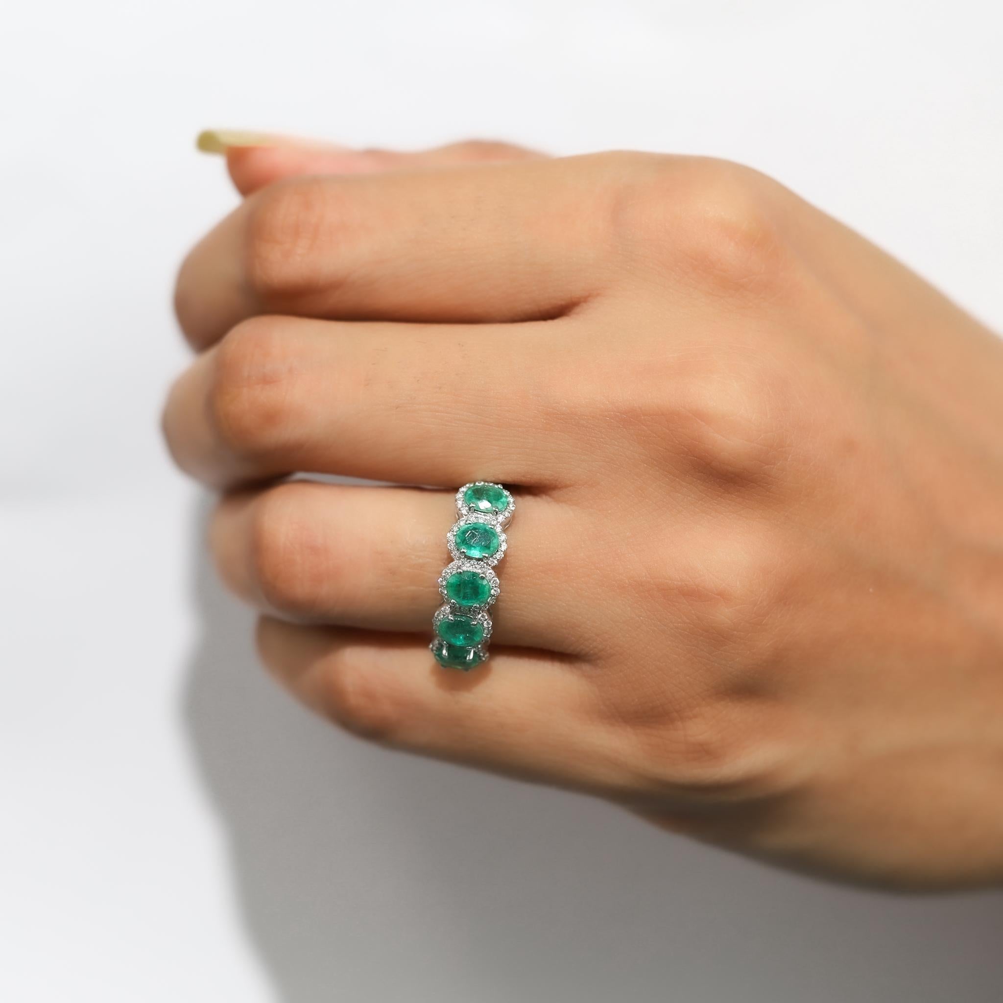 1,5ct Natürlicher Ovalschliff Smaragd & Diamant Fünf-Stein Halo Ring in 18K Weißgold im Angebot 1