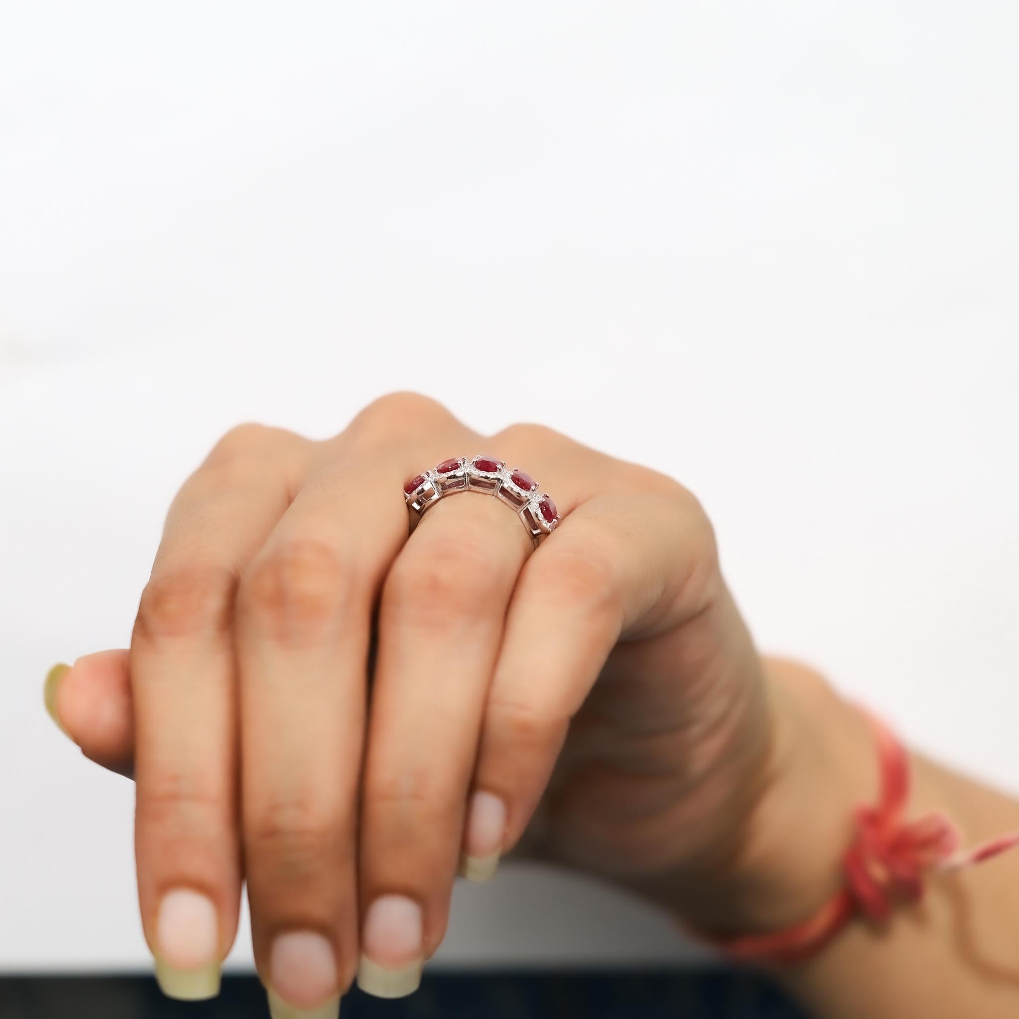Bague à cinq pierres en or blanc 18 carats, rubis ovale naturel de 2,28 carats et diamants en vente 3