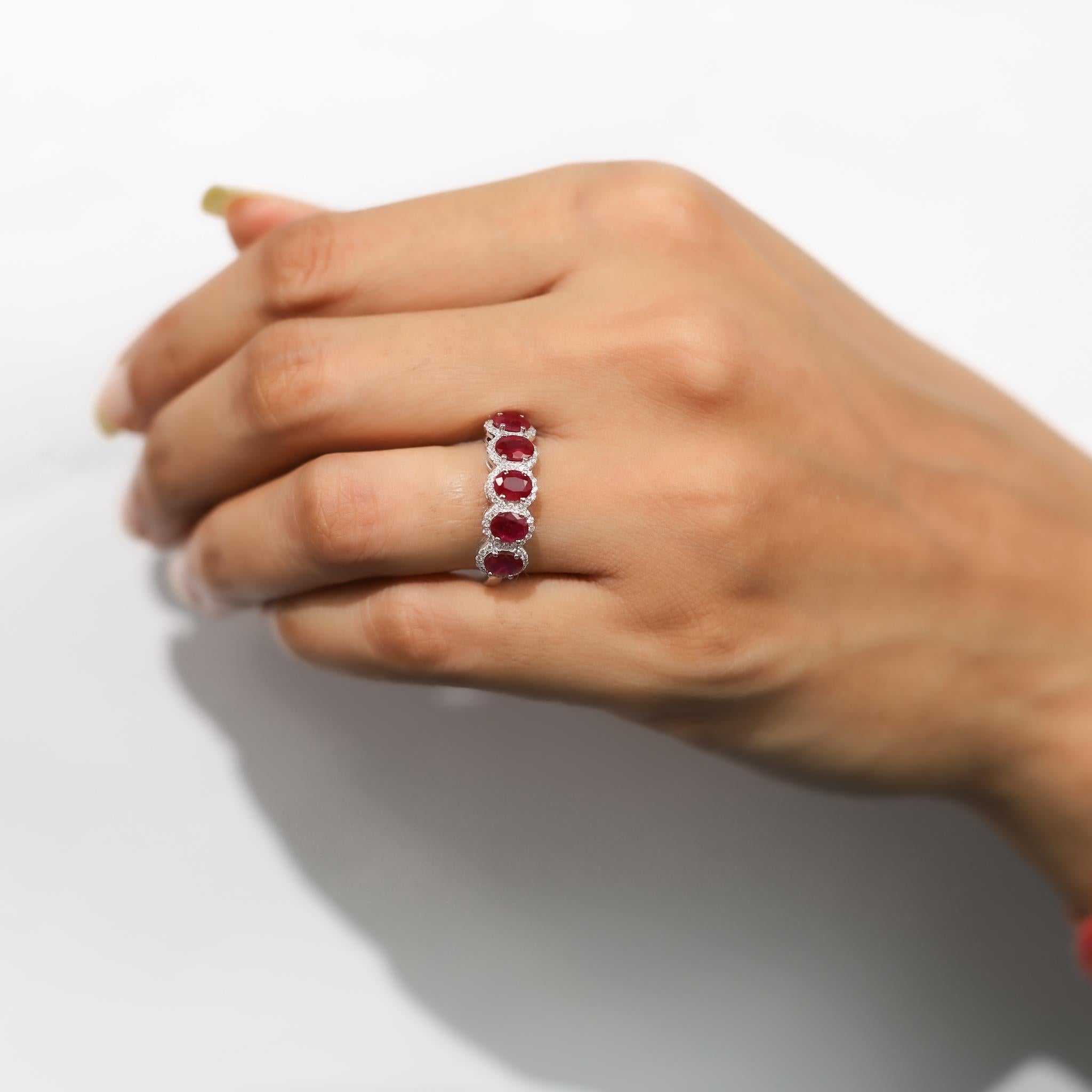 Bague à cinq pierres en or blanc 18 carats, rubis ovale naturel de 2,28 carats et diamants Pour femmes en vente