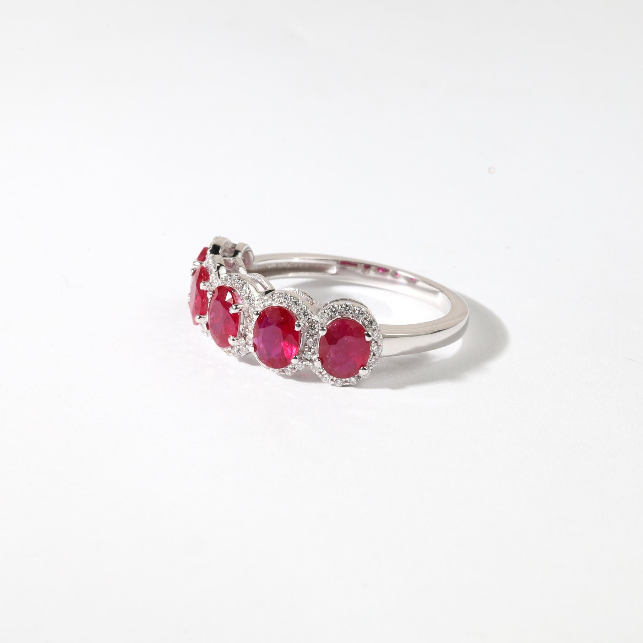 Là où la passion Timeless-art rencontre la grâce Art déco.

Captivante et audacieuse, cette bague halo à cinq pierres met en valeur un rubis naturel ovale de 2,28 carats, une pierre précieuse admirée depuis longtemps pour sa teinte rouge profond et