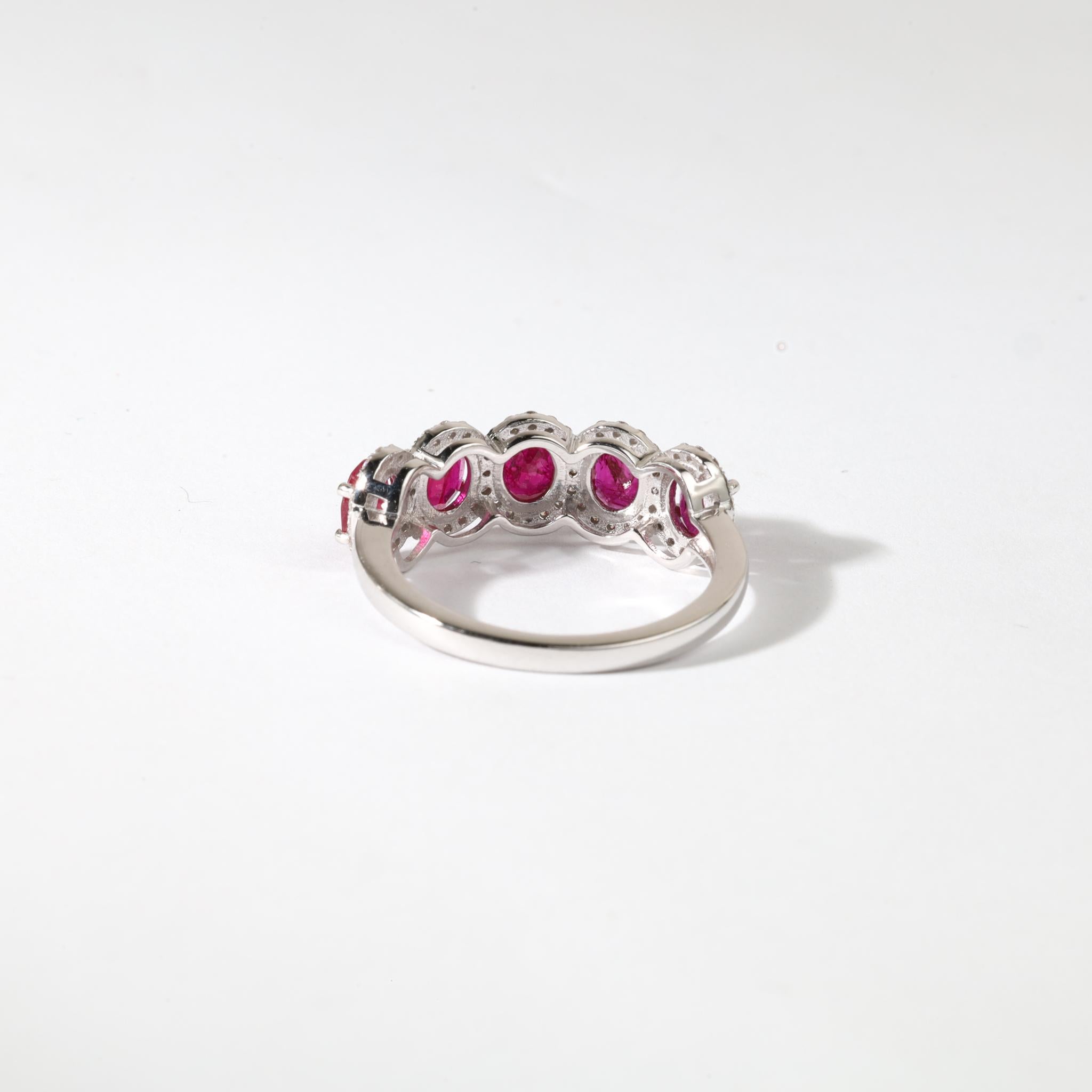 Taille ovale Bague à cinq pierres en or blanc 18 carats, rubis ovale naturel de 2,28 carats et diamants en vente